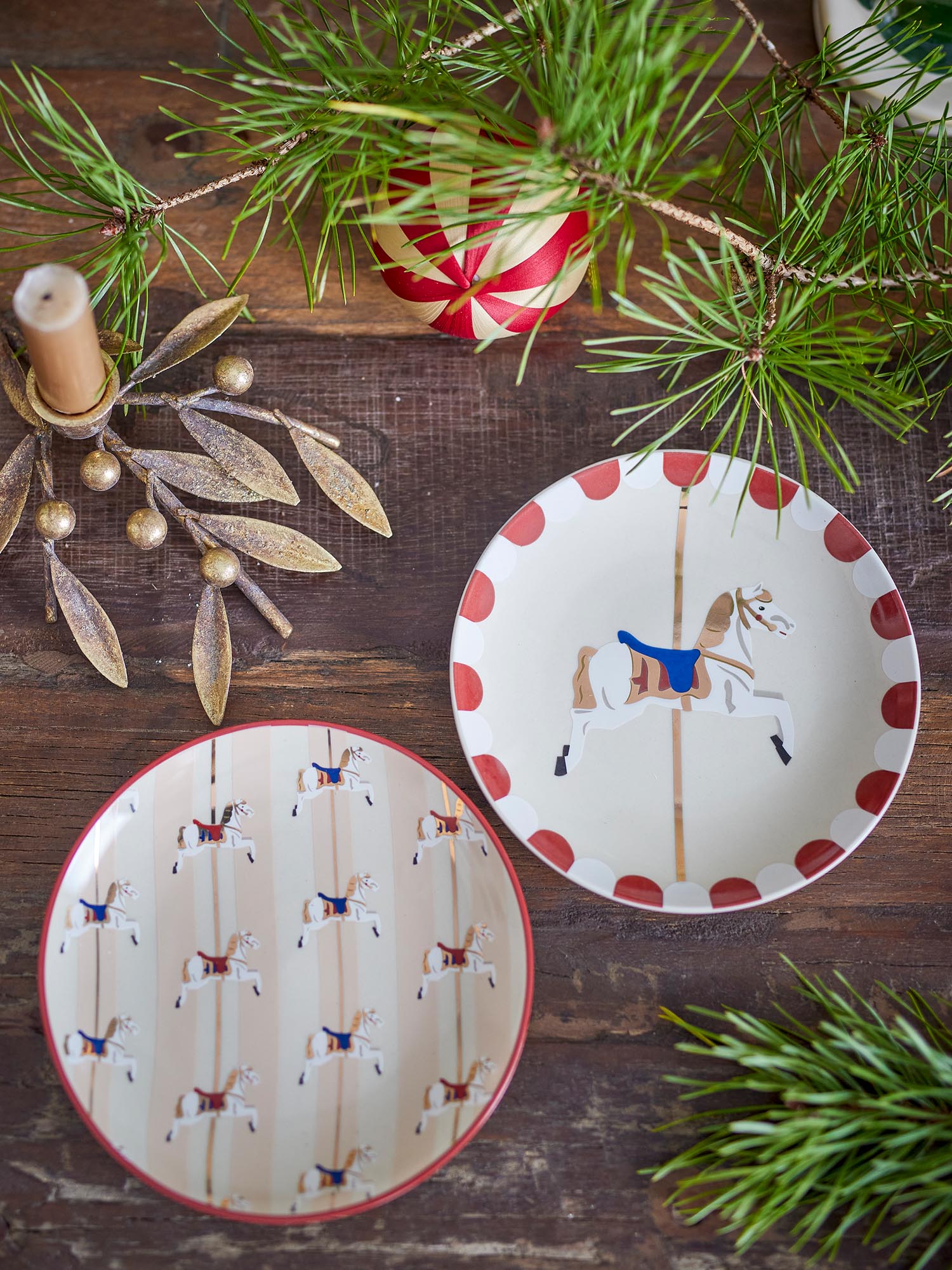 Ein stilvoller roter Steingut-Teller von Bloomingville, inspiriert von Karussells, ideal für charmante Tischdekorationen.