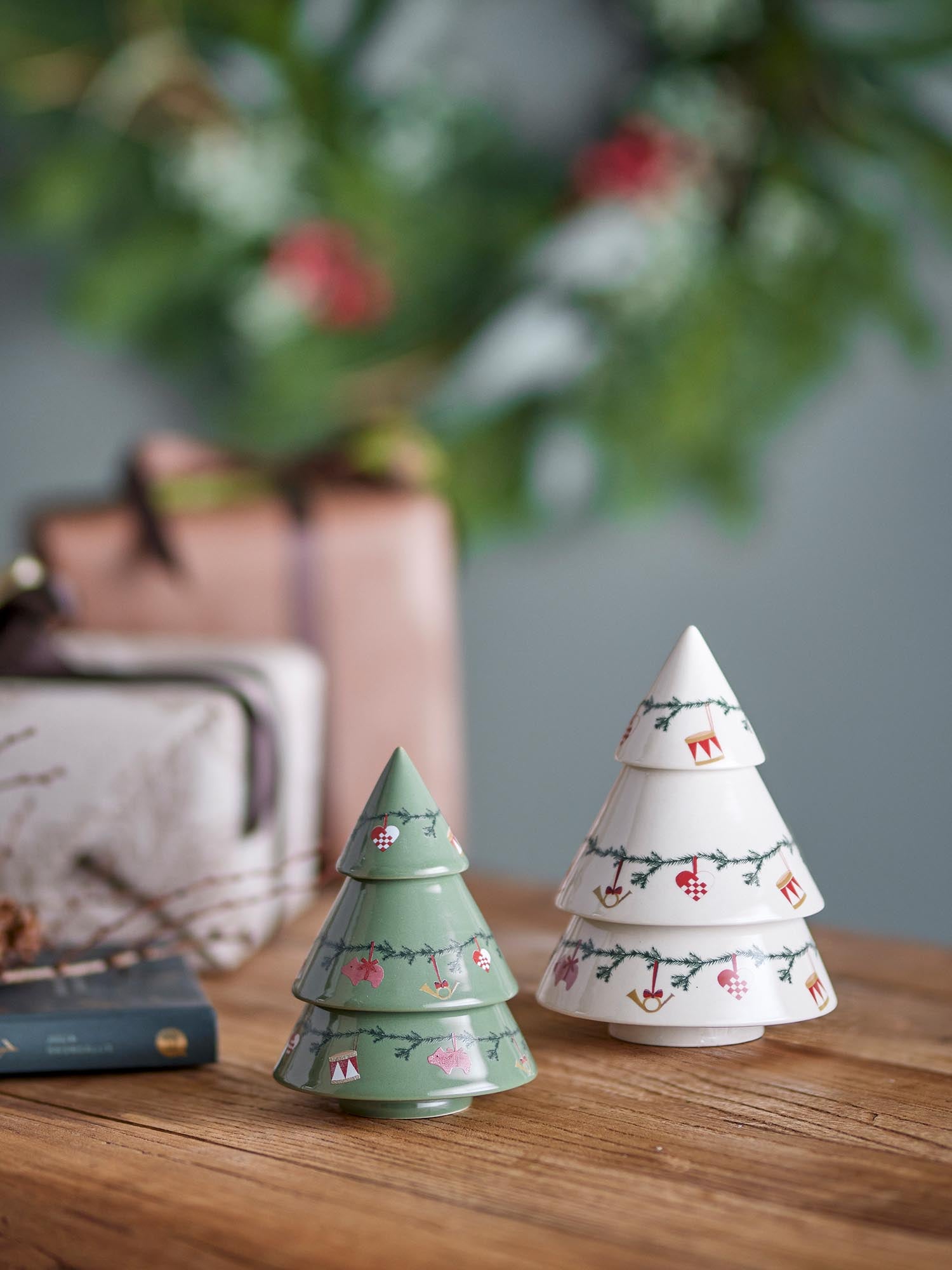 Elegante Yule-Deko aus natürlichem Steingut von Bloomingville, ideal für eine stimmungsvolle und stilvolle Weihnachtsatmosphäre.