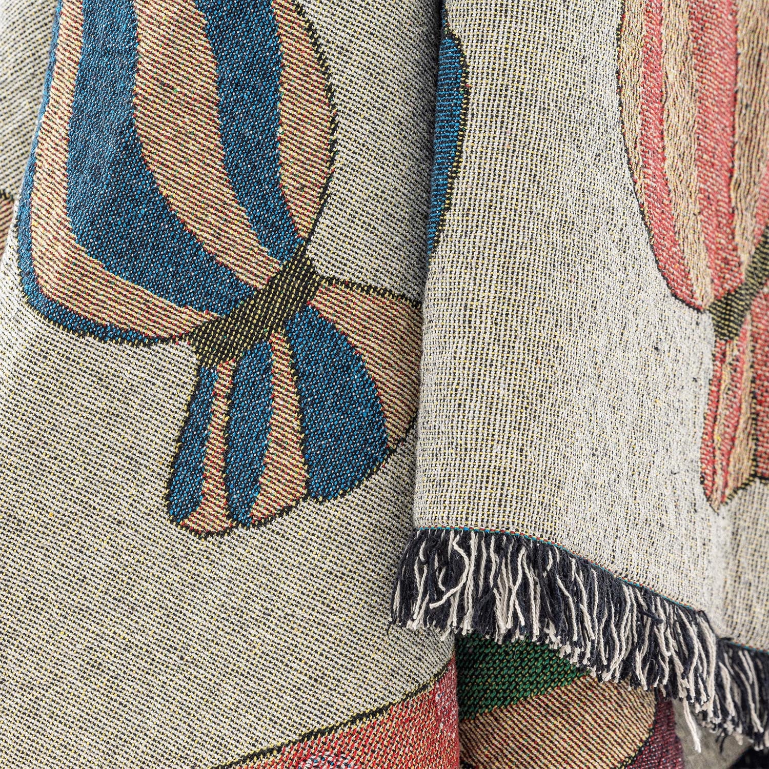 Die Caramella Decke von Bloomingville, gefertigt aus recycelter Baumwolle, vereint natürliche Eleganz mit umweltfreundlichem Komfort.