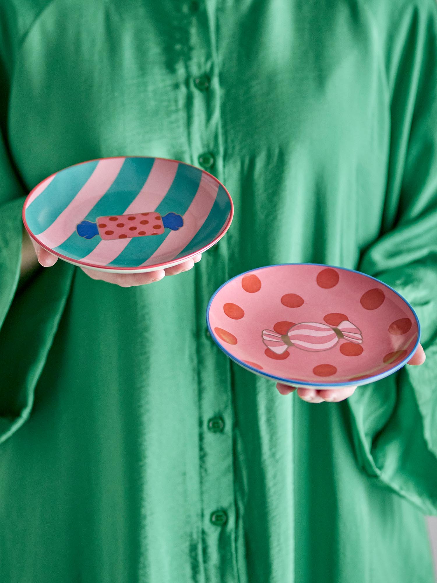 Eleganter Caramella Teller aus Steingut in zartem Rosé von Bloomingville, ideal für stilvolle Tischdekorationen.