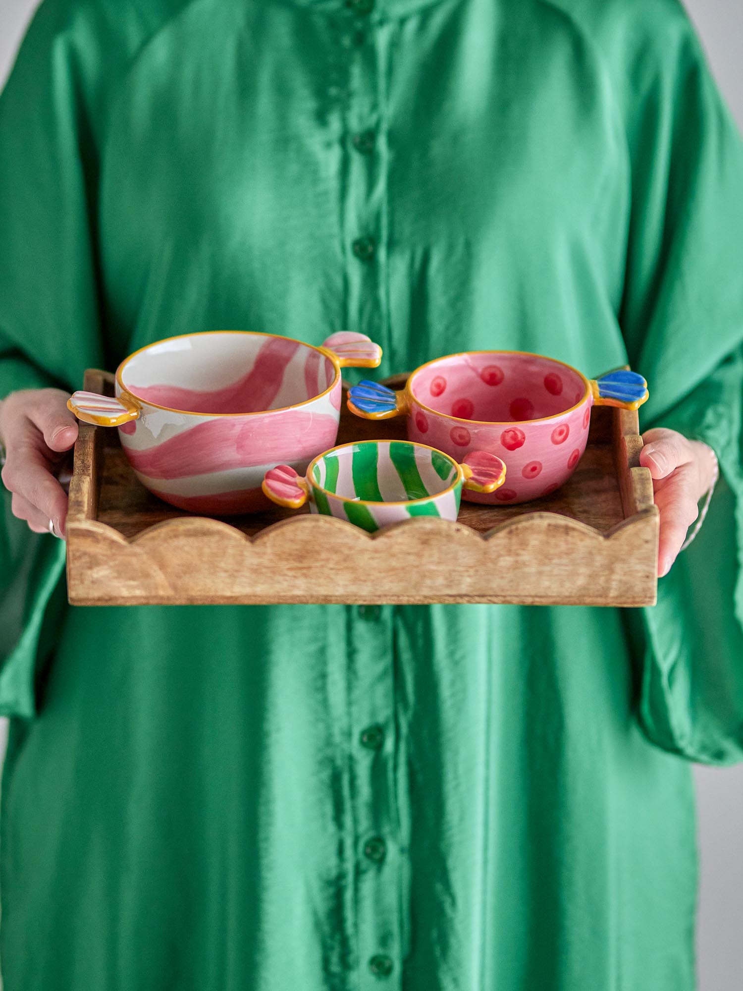 Die Caramella Schale in zartem Rosa vereint skandinavische Eleganz mit robuster Steingutqualität für stilvolle Tischmomente.