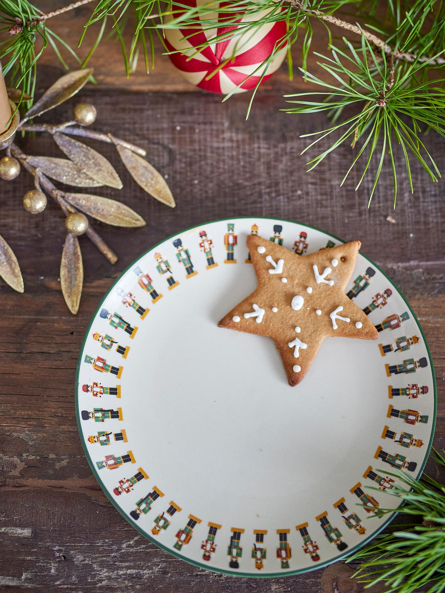 Eleganter grüner Teller aus Steingut von Bloomingville, ideal für stilvolle Tischdekoration und den täglichen Gebrauch.