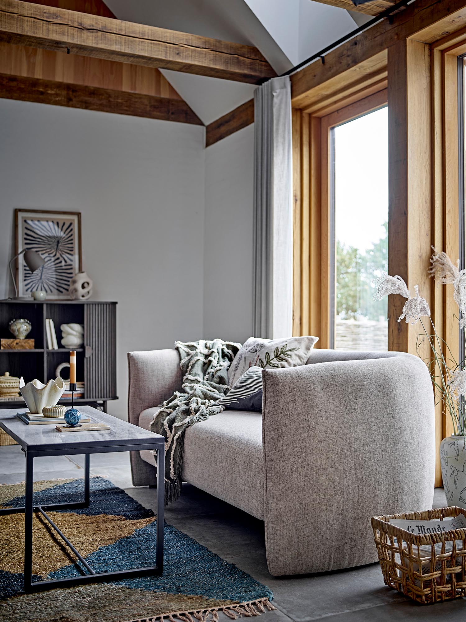 Das Bacio Sofa von Bloomingville: Nachhaltig, stilvoll und bequem – ideal für moderne Wohnräume.