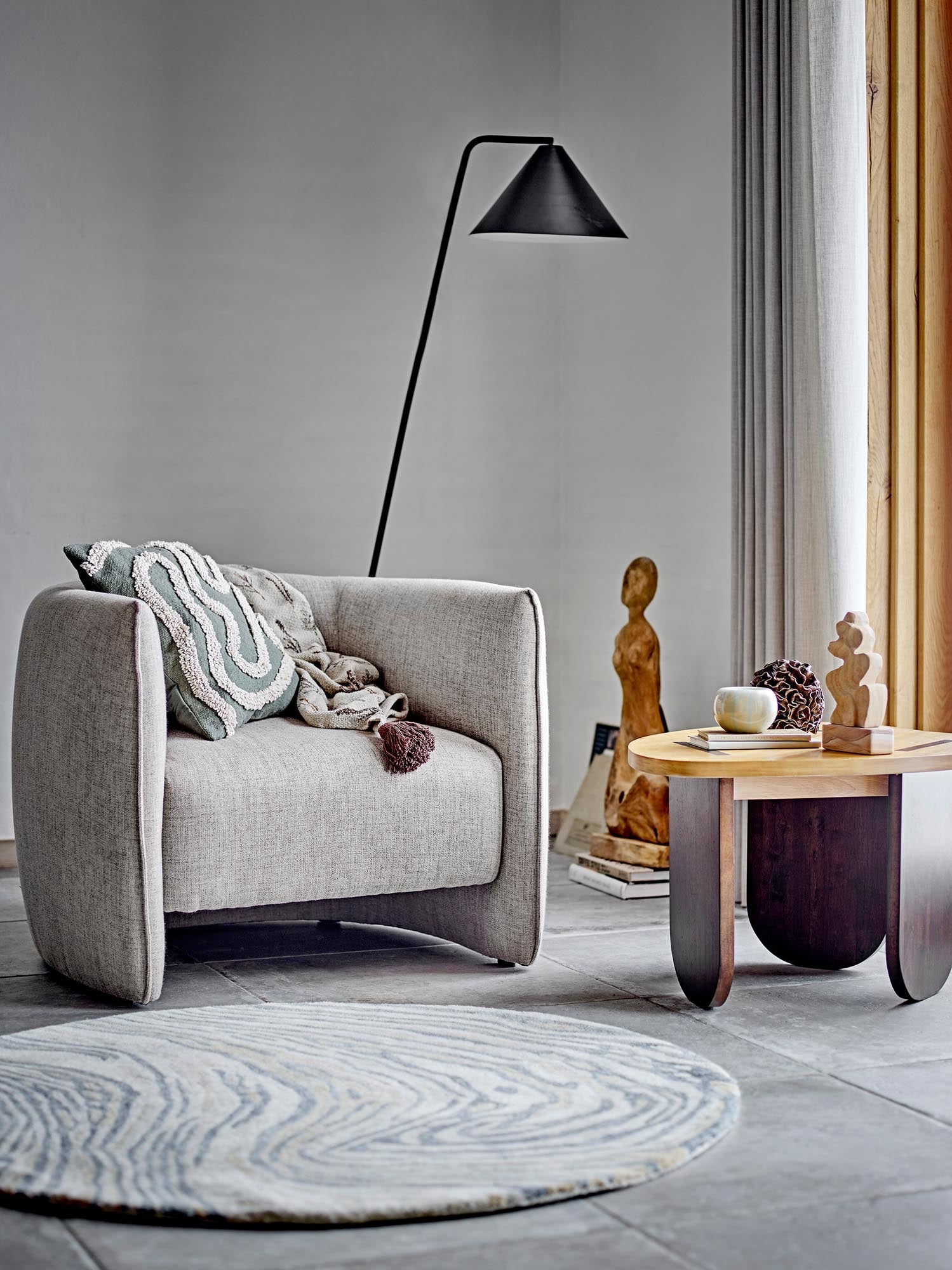 Der Bacio Loungesessel von Bloomingville: Nachhaltigkeit trifft auf skandinavischen Stil. Recyceltes Polyester, komfortabel und elegant.