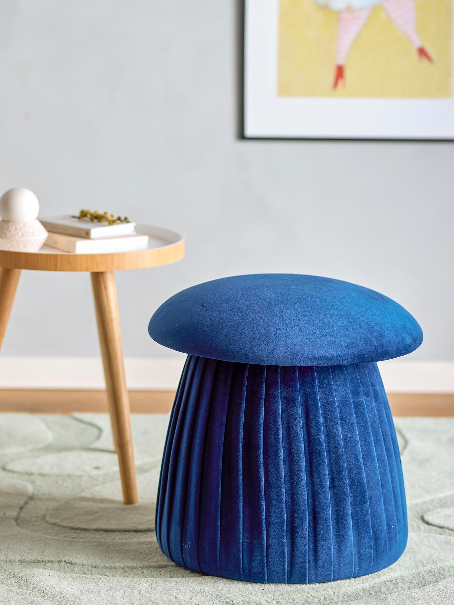 Der Roberta Pouf in Blau von Bloomingville ist aus recyceltem Polyester gefertigt und bietet stilvolle, nachhaltige Sitzgelegenheit.