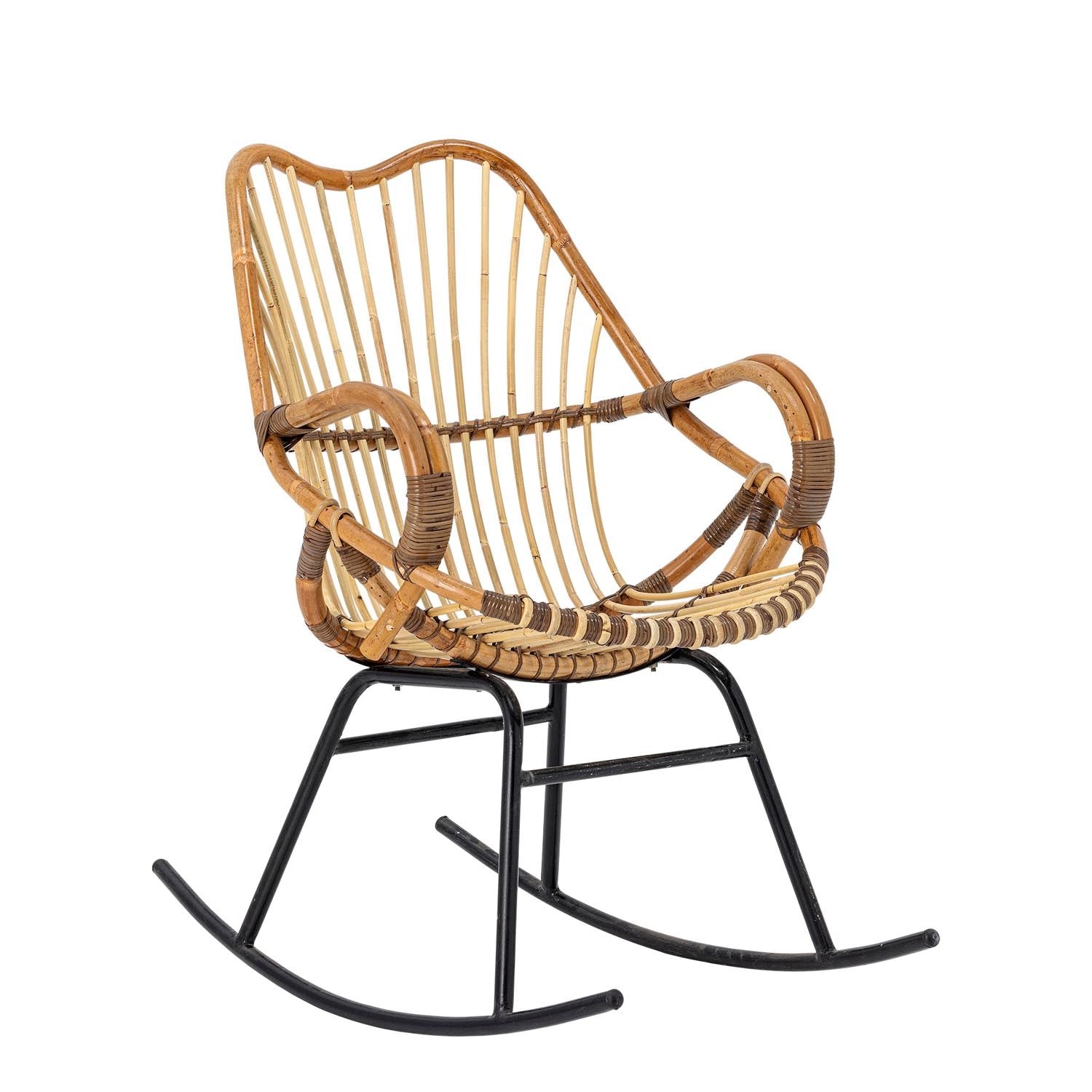 Ein eleganter Schaukelstuhl aus natürlichem Rattan, ideal für entspannte Stunden und ein stilvolles, nordisches Wohngefühl.