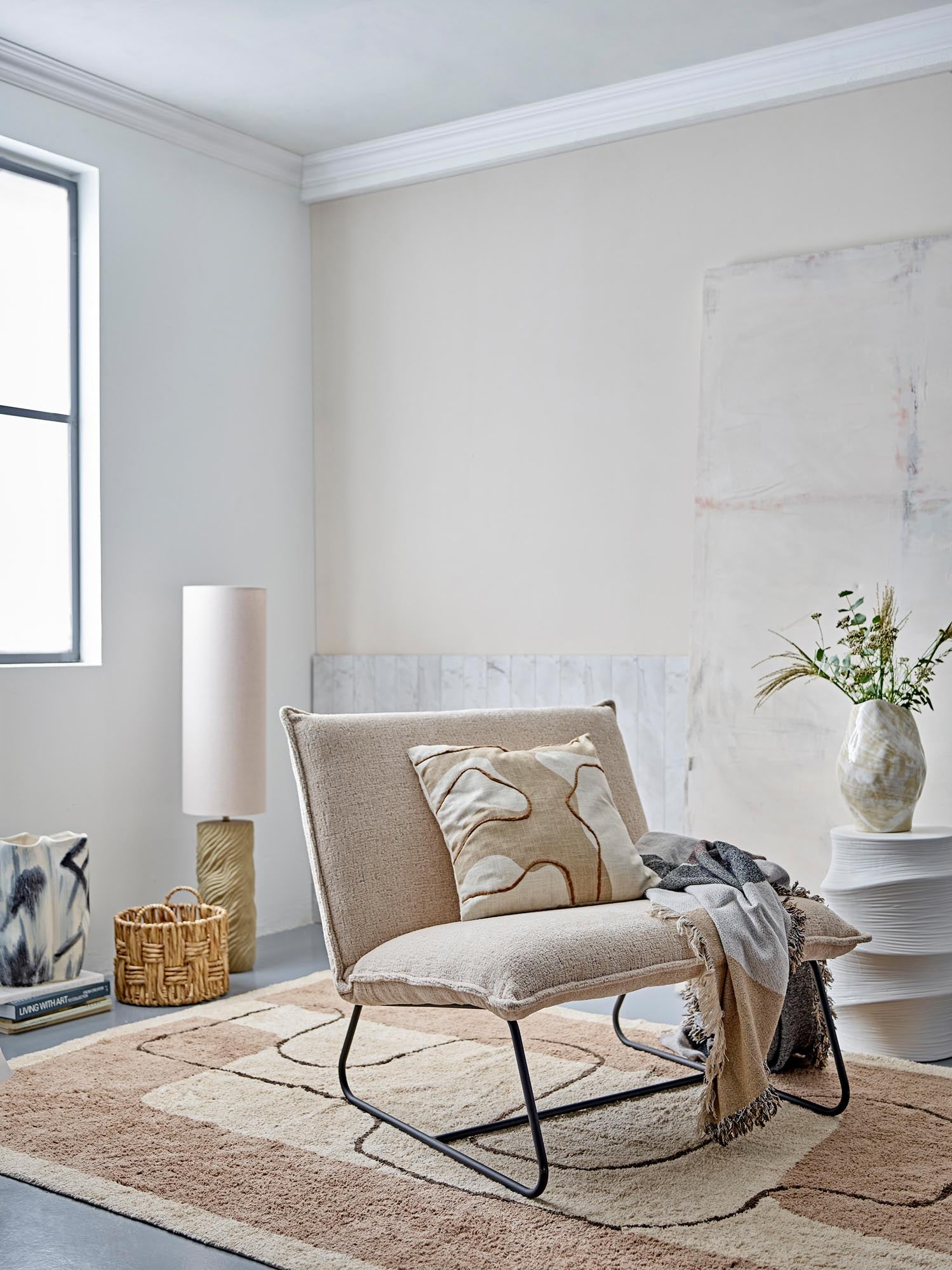 Eleganter Volise Beistelltisch aus weissem Steingut von Bloomingville, ideal für modernes Wohndesign und vielseitige Nutzung.