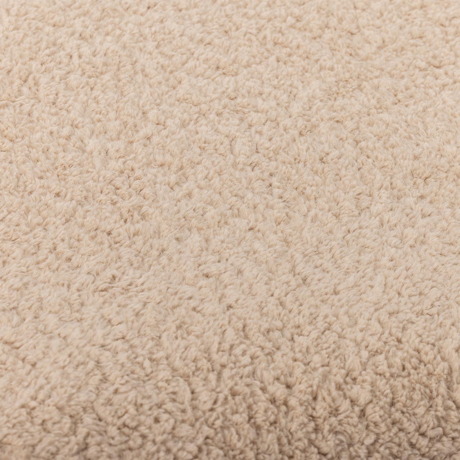 Das Pione Tagesbett von Bloomingville in Natur mit Polyesterbezug bietet stilvollen Komfort und skandinavisches Design.