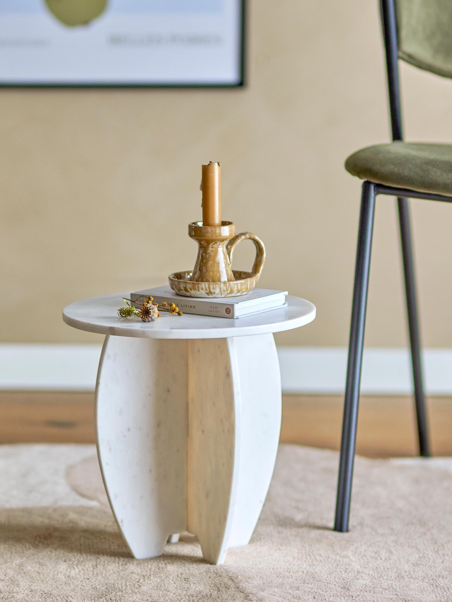 Eleganter Sendai Sockel aus weissem Marmor von Bloomingville, ideal als stilvolle Basis für Dekorationen.