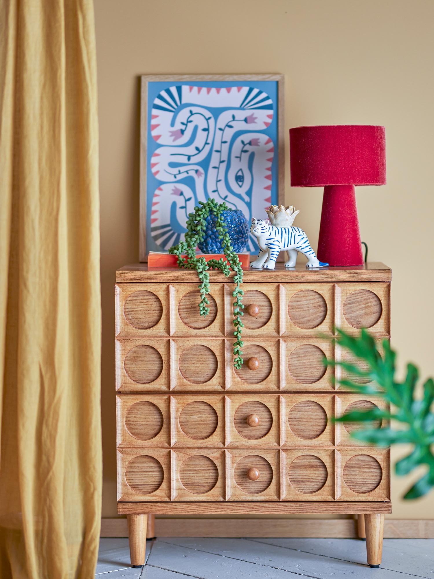 Elegantes Sideboard aus braunem MDF mit Messinggriffen, bietet stilvollen Stauraum für moderne Wohnräume.