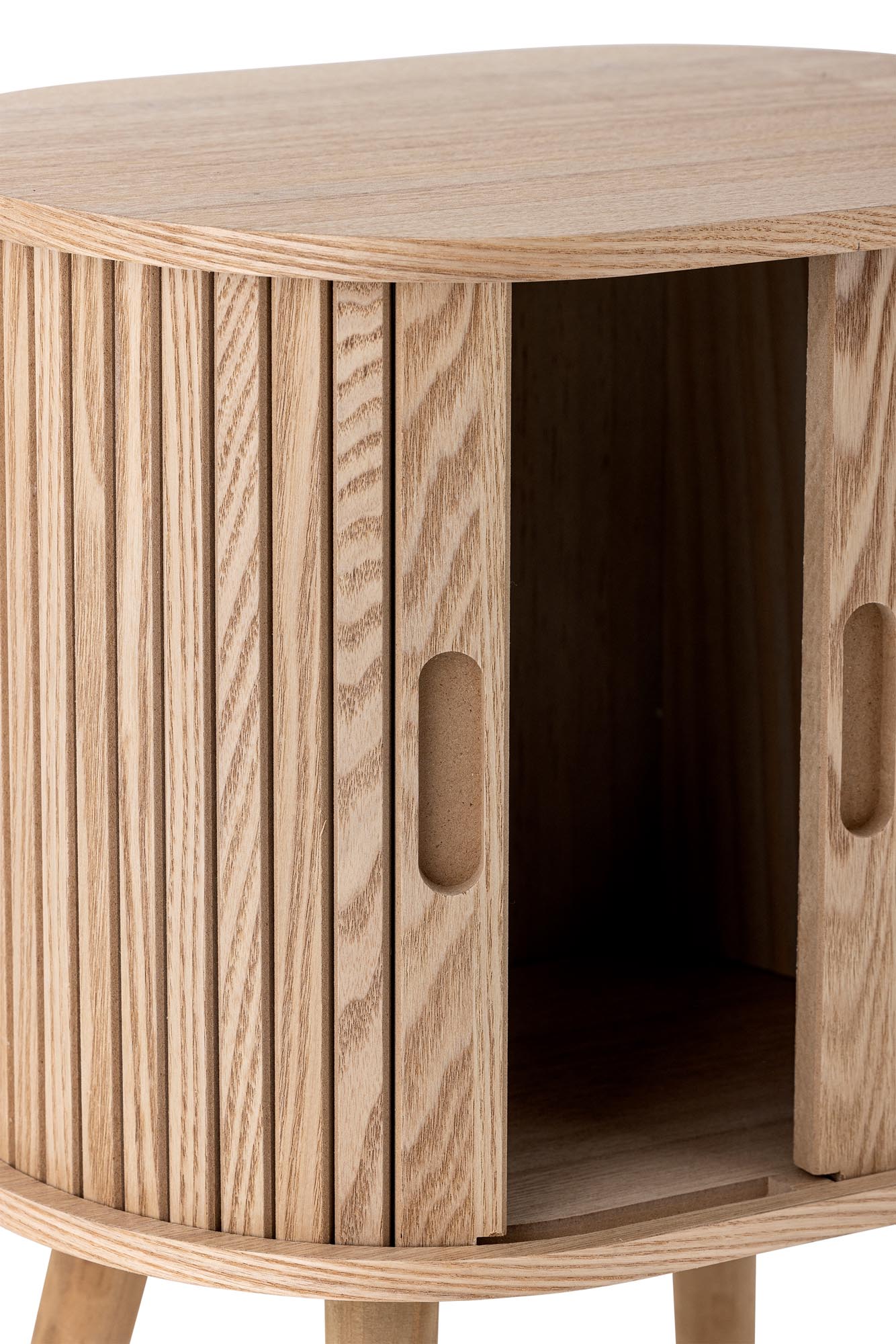 Das Salento Kabinett von Bloomingville aus natürlichem MDF vereint Funktionalität und skandinavische Eleganz.