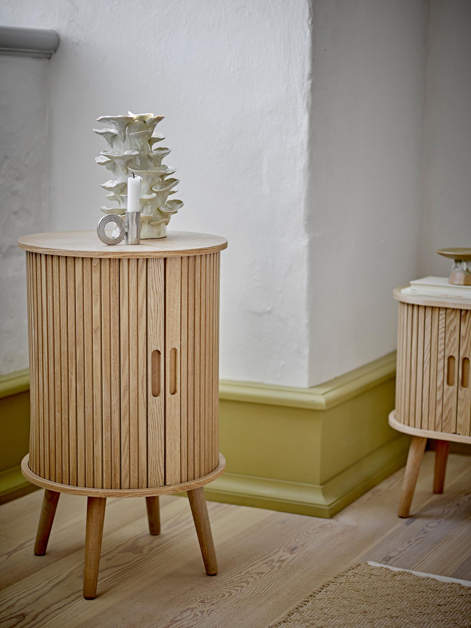 Das Salento Kabinett von Bloomingville aus natürlichem MDF bietet stilvolle Aufbewahrung mit skandinavischem Design.