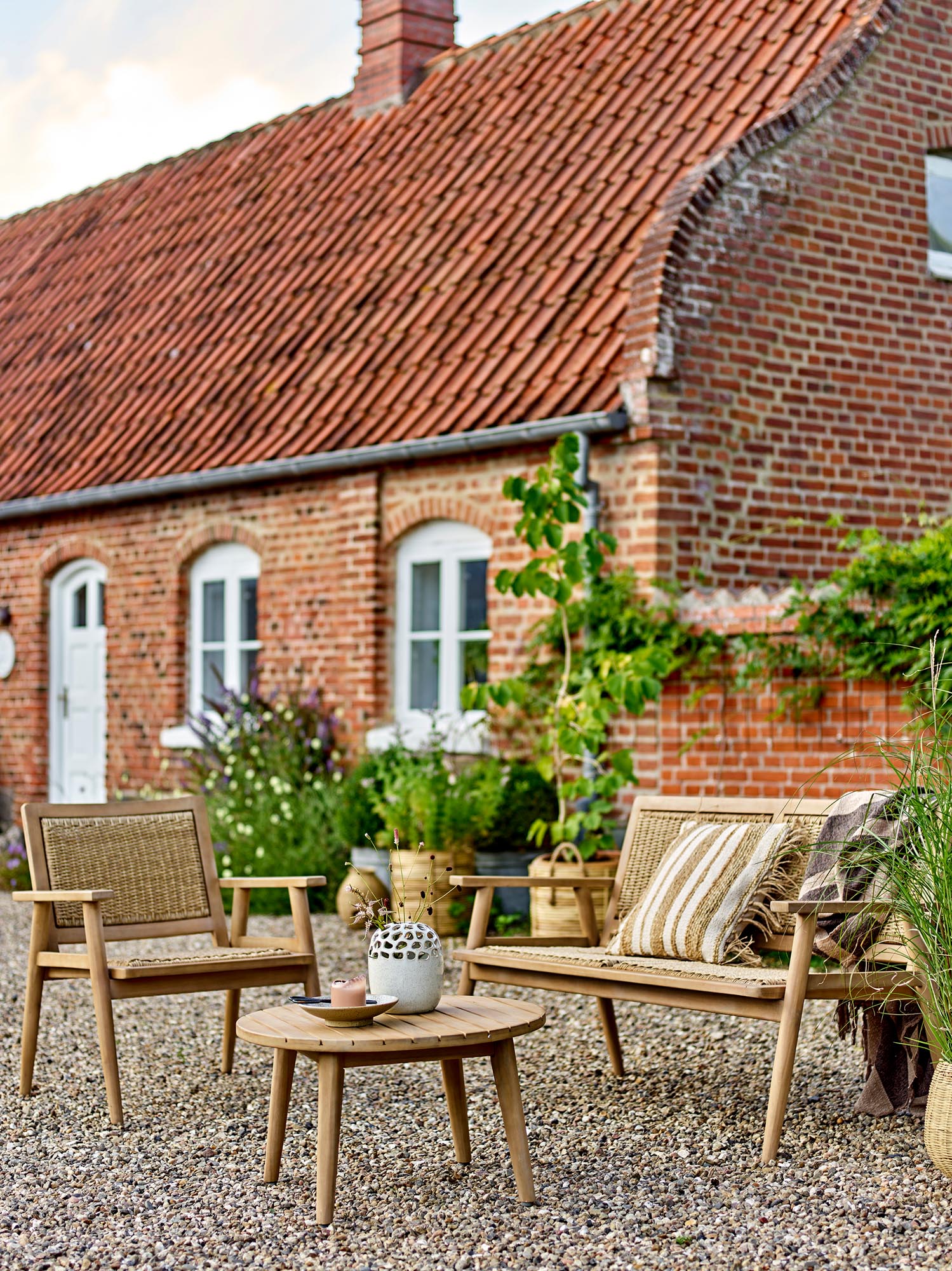 Der Sorrento Couchtisch aus FSC-zertifiziertem Akazienholz vereint Eleganz und Funktionalität für drinnen und draussen.