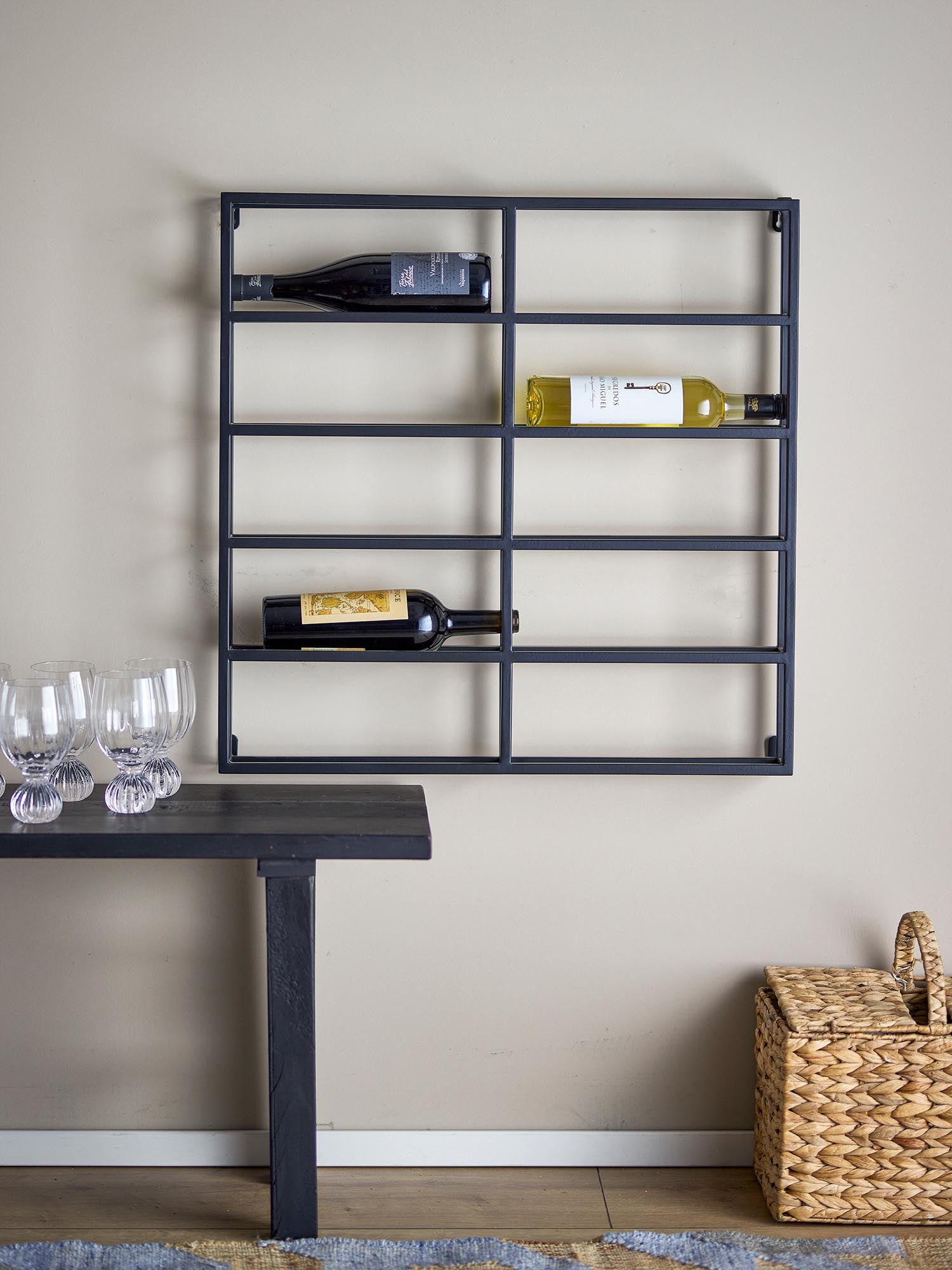 Elegantes, schwarzes Metall-Weinregal von Bloomingville, ideal für stilvolle Weinpräsentation in modernen Wohnräumen.