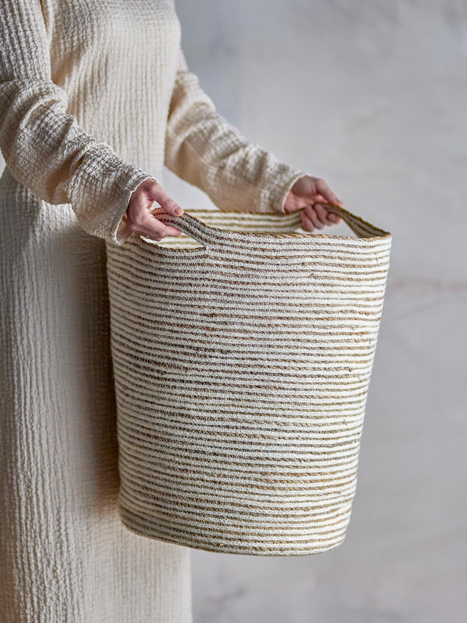 Der Selena Korb aus weisser Jute von Bloomingville vereint stilvolle Ästhetik mit praktischer Funktionalität für Ihr Zuhause.