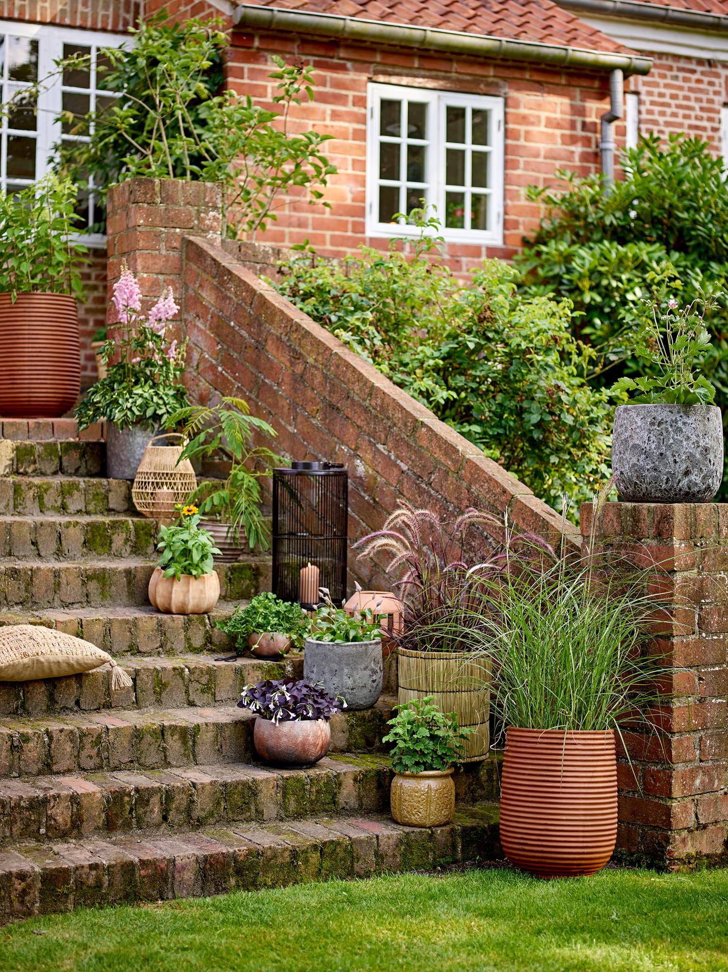 Der Mesola Blumentopf von Bloomingville aus brauner Magnesia ist stilvoll und robust, ideal für moderne Wohnräume und Gärten.