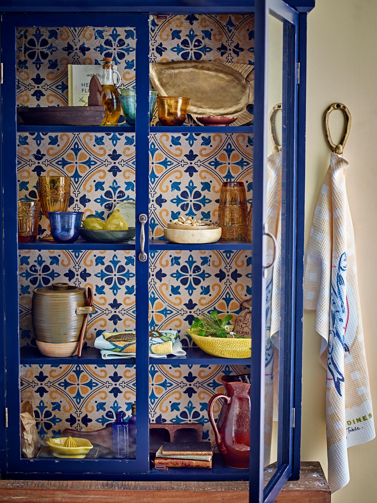 Elegantes Hazem Kabinett aus Tannenholz in Blau von Creative Collection, ideal für stilvolle Aufbewahrung und Dekoration.