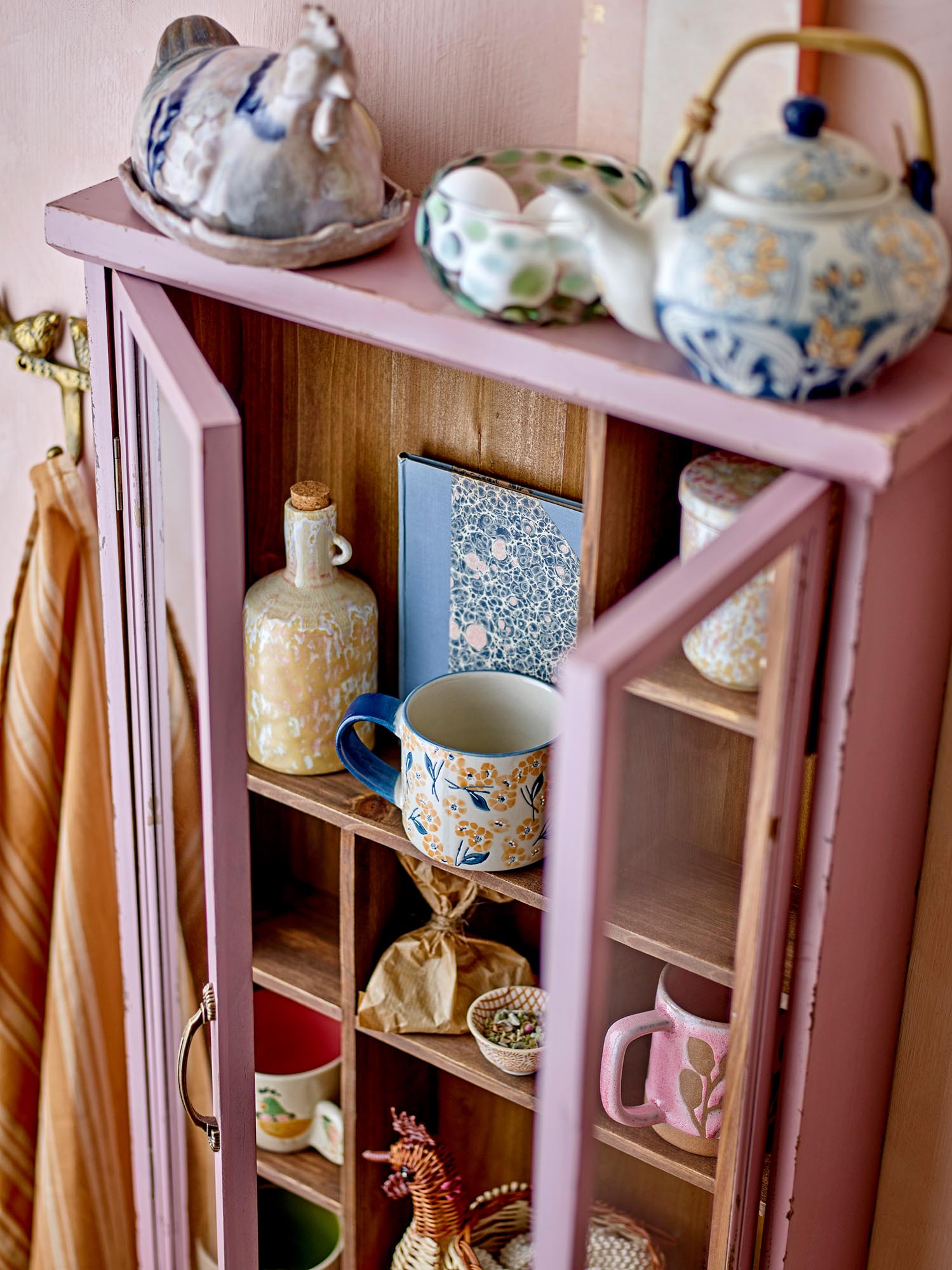 Das Hazem Kabinett aus Tannenholz in Rosé von Creative Collection vereint Stil und Funktionalität für Ihr Zuhause.