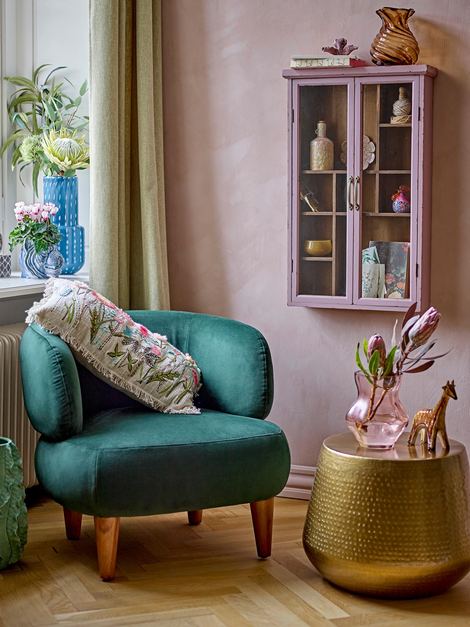 Das Hazem Kabinett aus Tannenholz in Rosé von Creative Collection bietet elegantes Design und praktische Aufbewahrung.