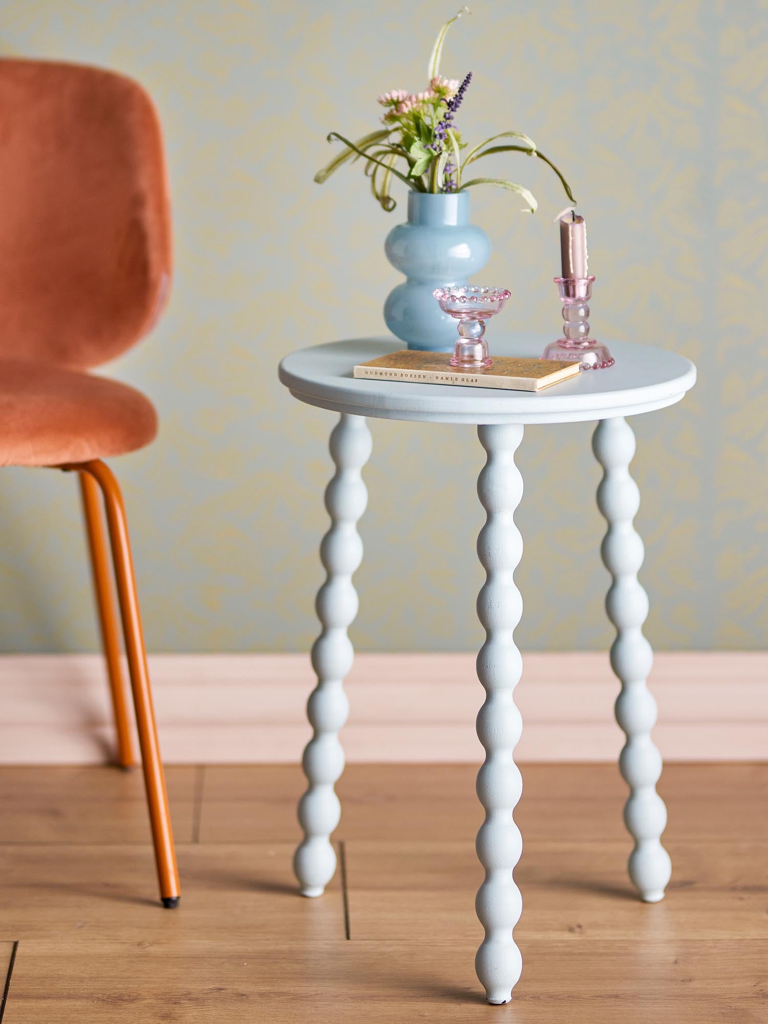 Eleganter Beistelltisch aus Kiefernholz in sanftem Blau, ideal für Wohnzimmer oder Schlafzimmer, robust und pflegeleicht.