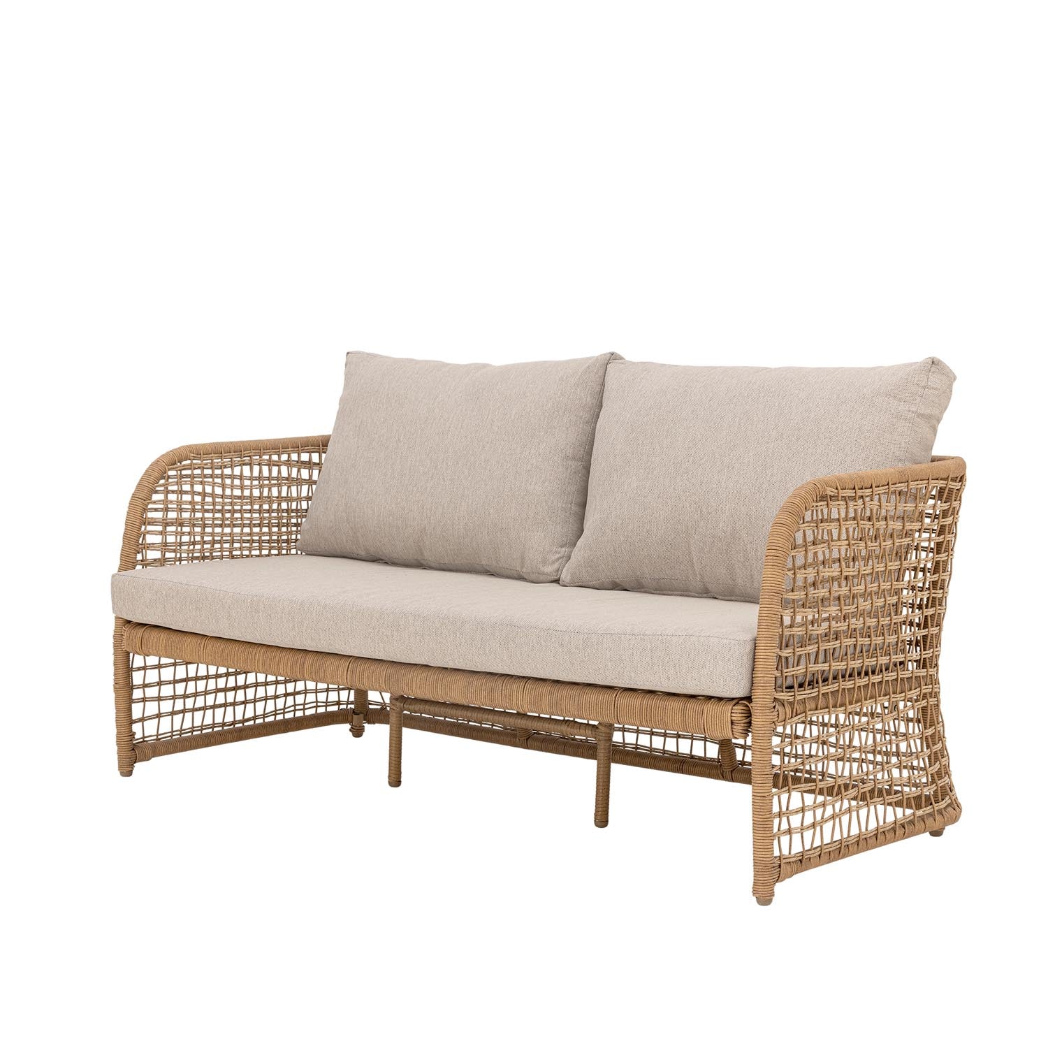 Das Penzano Sofa von Bloomingville aus natürlichem Polyrattan vereint Eleganz und Komfort für Innen- und Aussenbereiche.