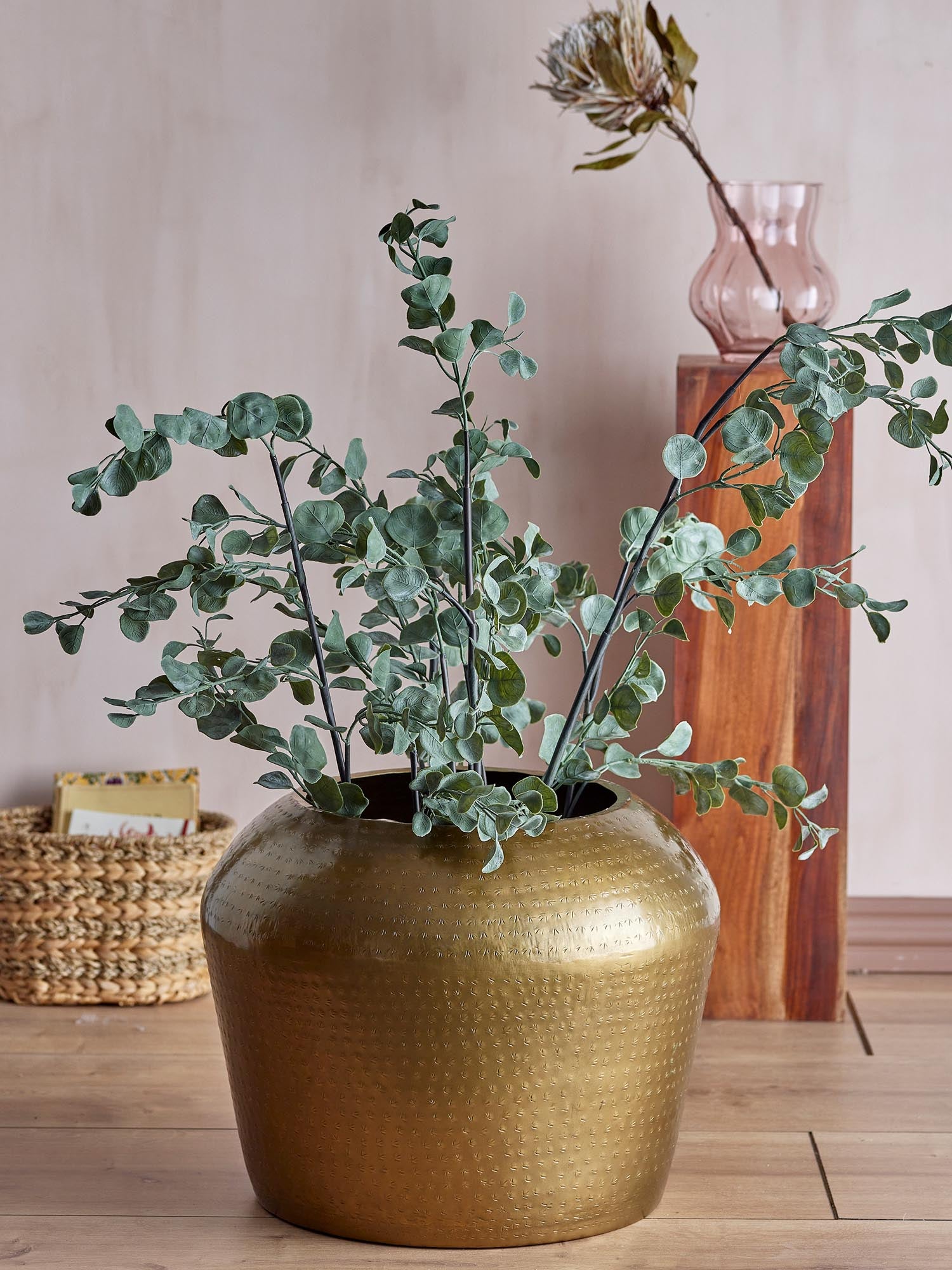 Eleganter Avola Couchtisch aus Metall in Brass, ideal für stilvolle Akzente in kleinen Räumen. Zeitlos und funktional.