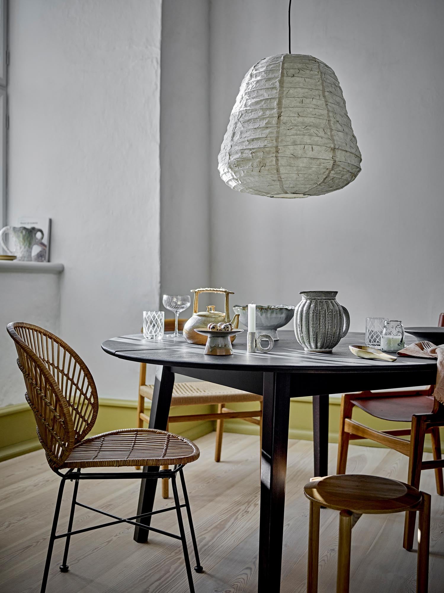 Der Fiore Esszimmerstuhl von Bloomingville aus natürlichem Rattan vereint skandinavisches Design mit zeitloser Eleganz.