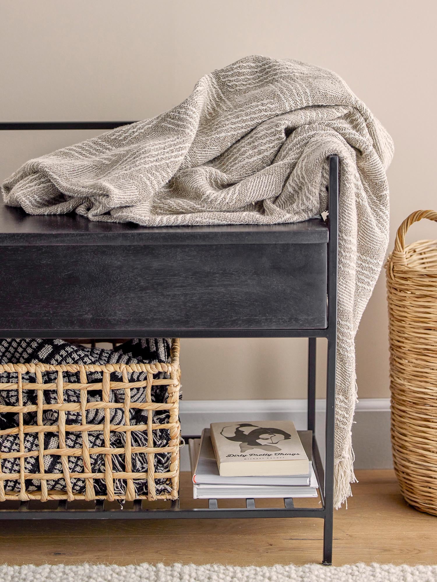 Elegante, schwarze Bank aus FSC-zertifiziertem Mangoholz mit Stauraum und Soft-Close-Deckel, ideal für stilvolles, nachhaltiges Wohnen.