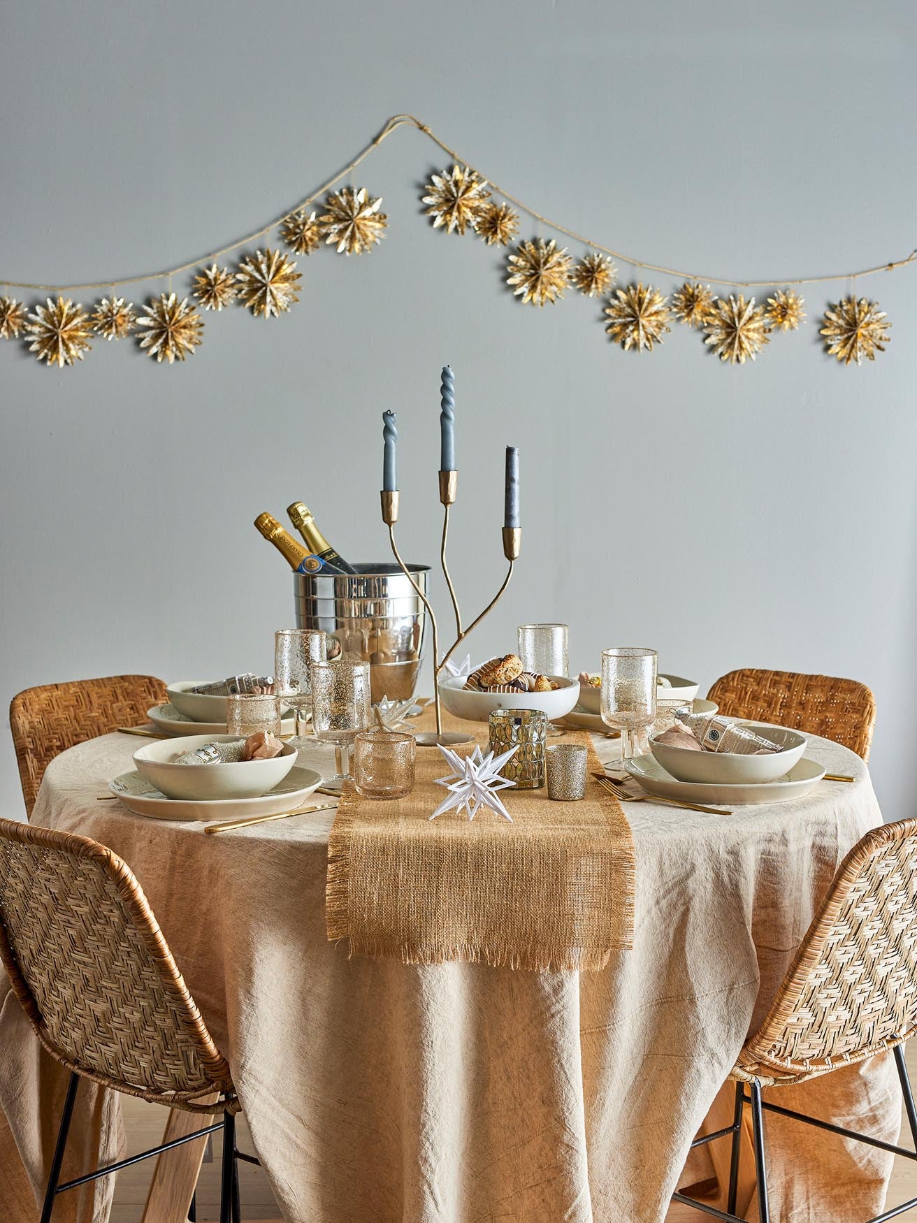 Eleganter Lorine Kerzenhalter aus robustem Eisen in Gold, ideal für stimmungsvolle Akzente in jedem Raum.