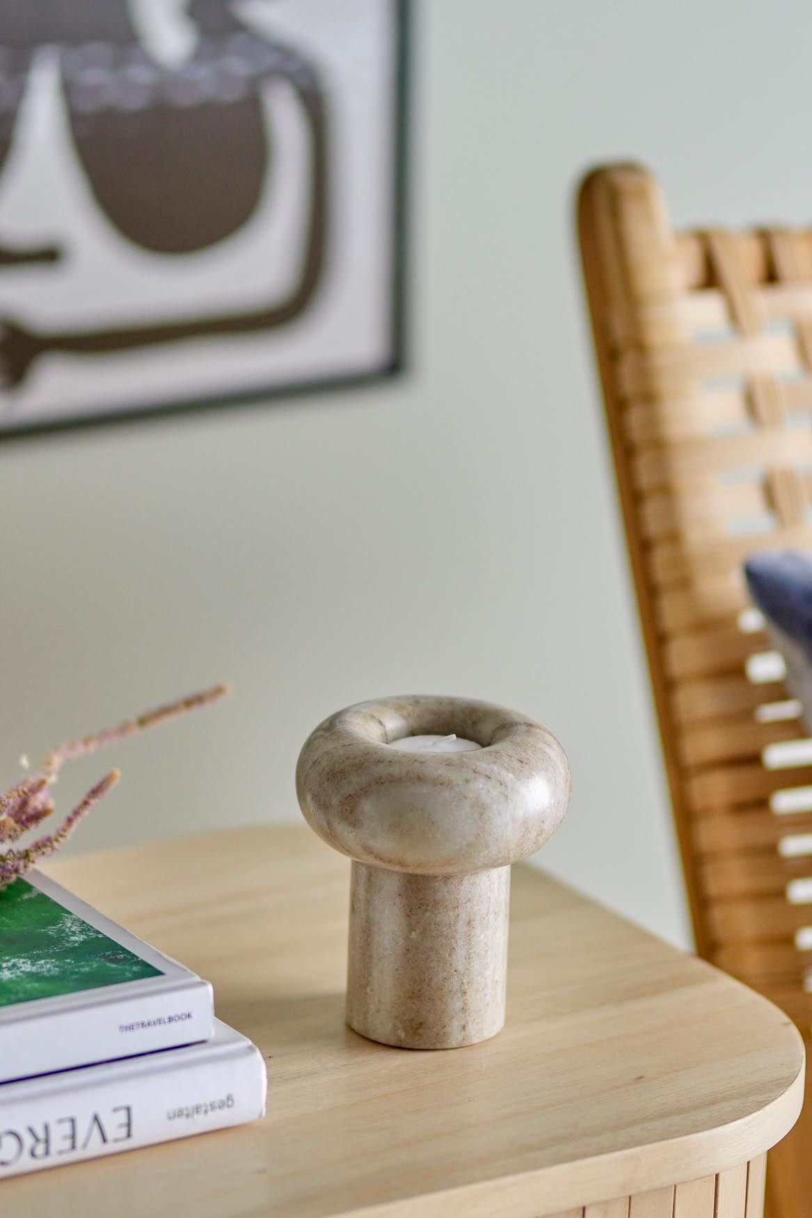 Stilvoller Teelichthalter aus Naturmarmor von Bloomingville, perfekt für eine elegante und gemütliche Atmosphäre.