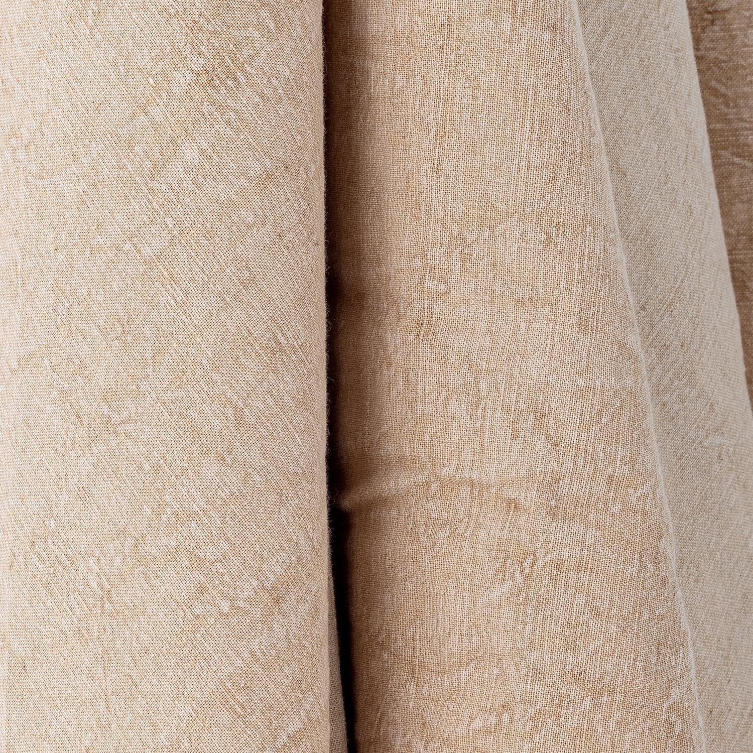 Hochwertiges Tischtuch aus natürlichem Leinen, OEKO-TEX® zertifiziert, von Bloomingville. Ideal für elegante Tischgestaltung.