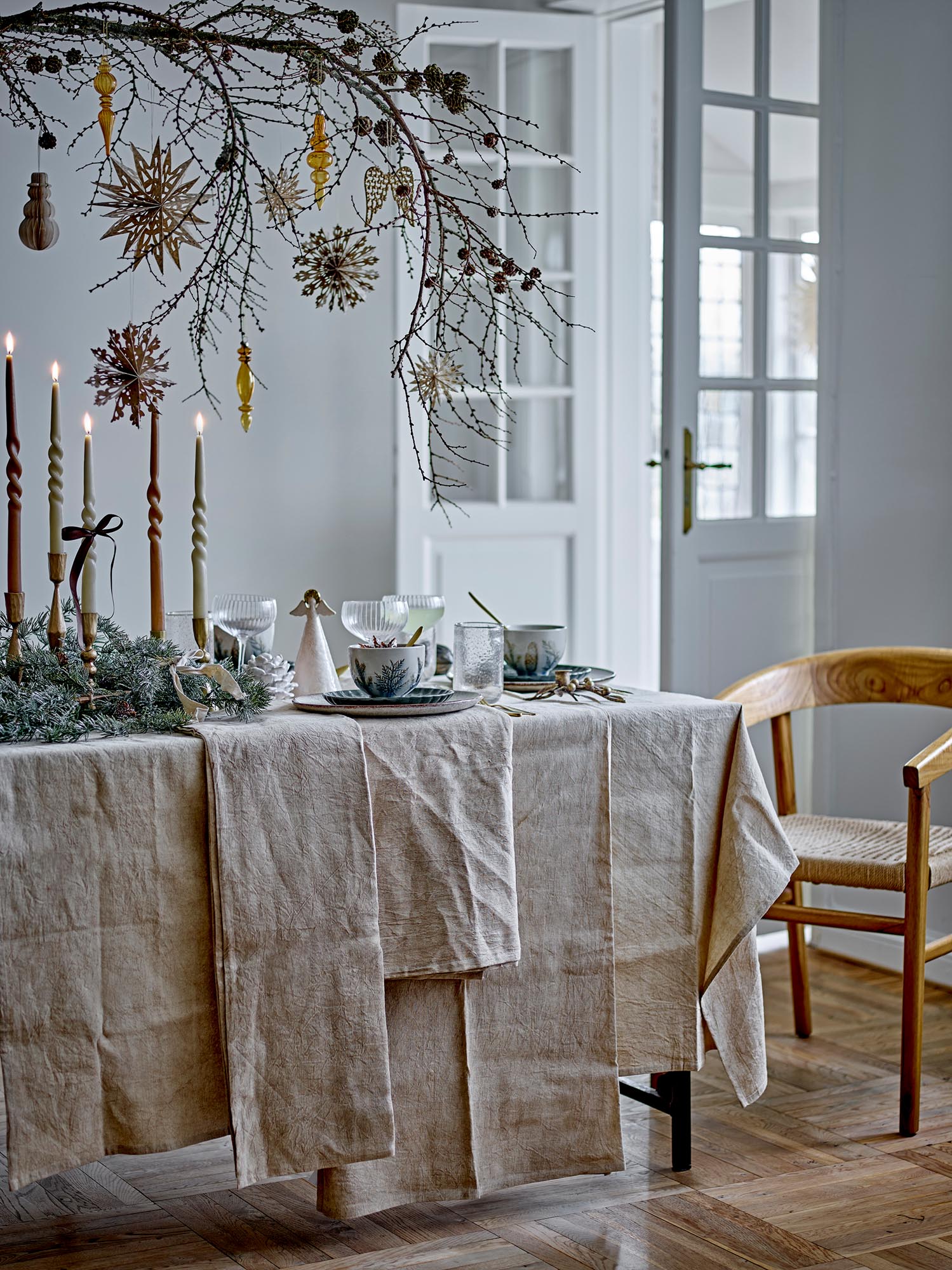 Elegantes Tischtuch aus natürlichem Leinen, OEKO-TEX® zertifiziert, von Bloomingville. Perfekt für stilvolle Tischdekoration.