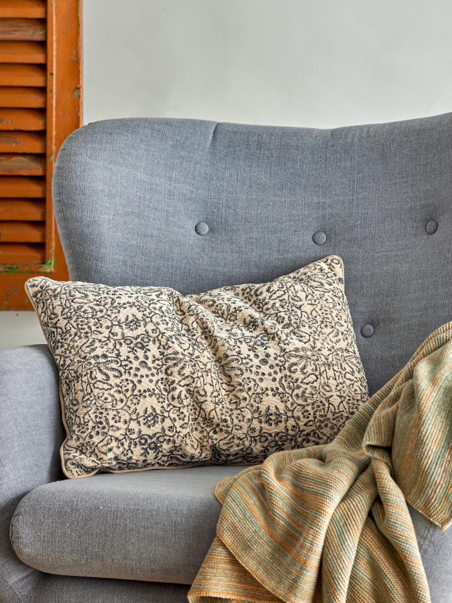 Elegantes Baumwollkissen in Schwarz-Weiss, ideal für stilvolle Akzente in jedem Raum. Pflegeleicht und langlebig.