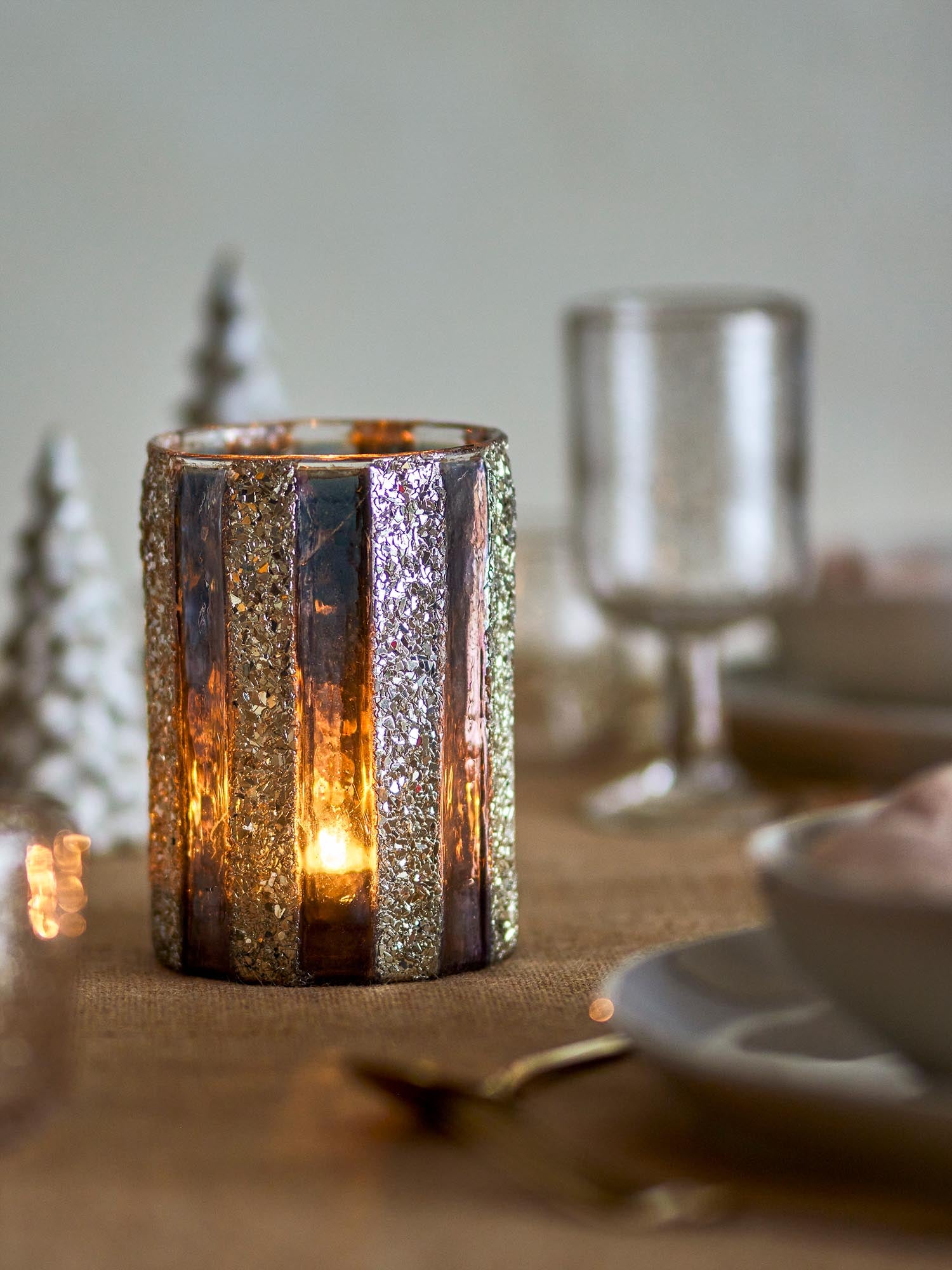 Der Cicilia Teelichthalter aus Gold und Glas verleiht jedem Raum mit seinem glitzernden Streifenmuster eine elegante, warme Atmosphäre.