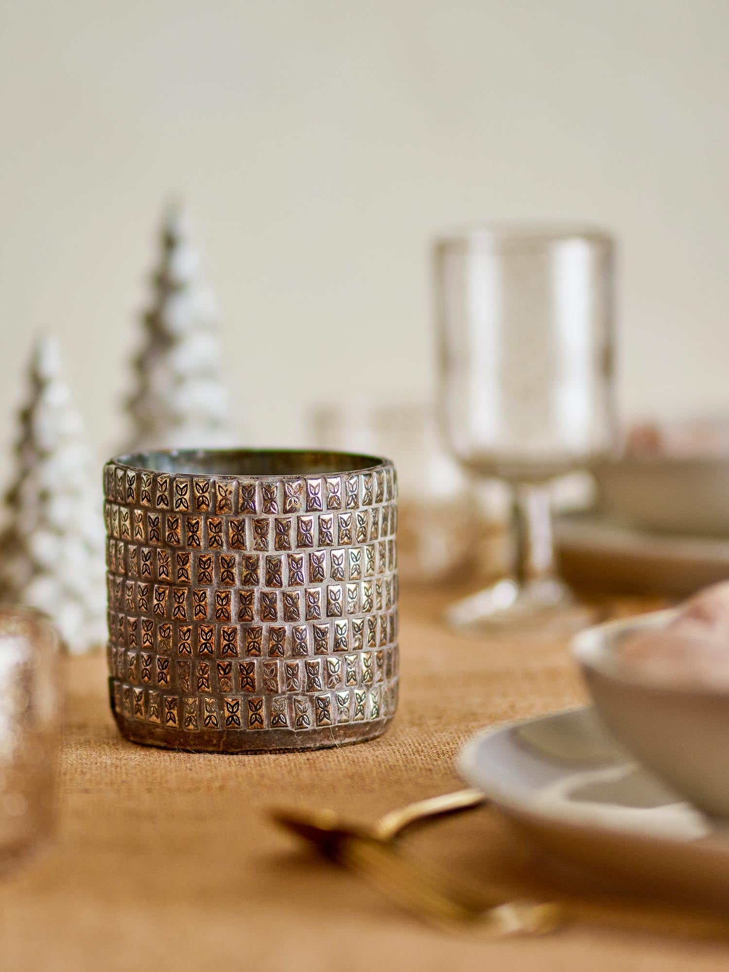 Eleganter Federika Teelichthalter aus recyceltem Glas in Gold von Bloomingville, ideal für stimmungsvolle Beleuchtung.