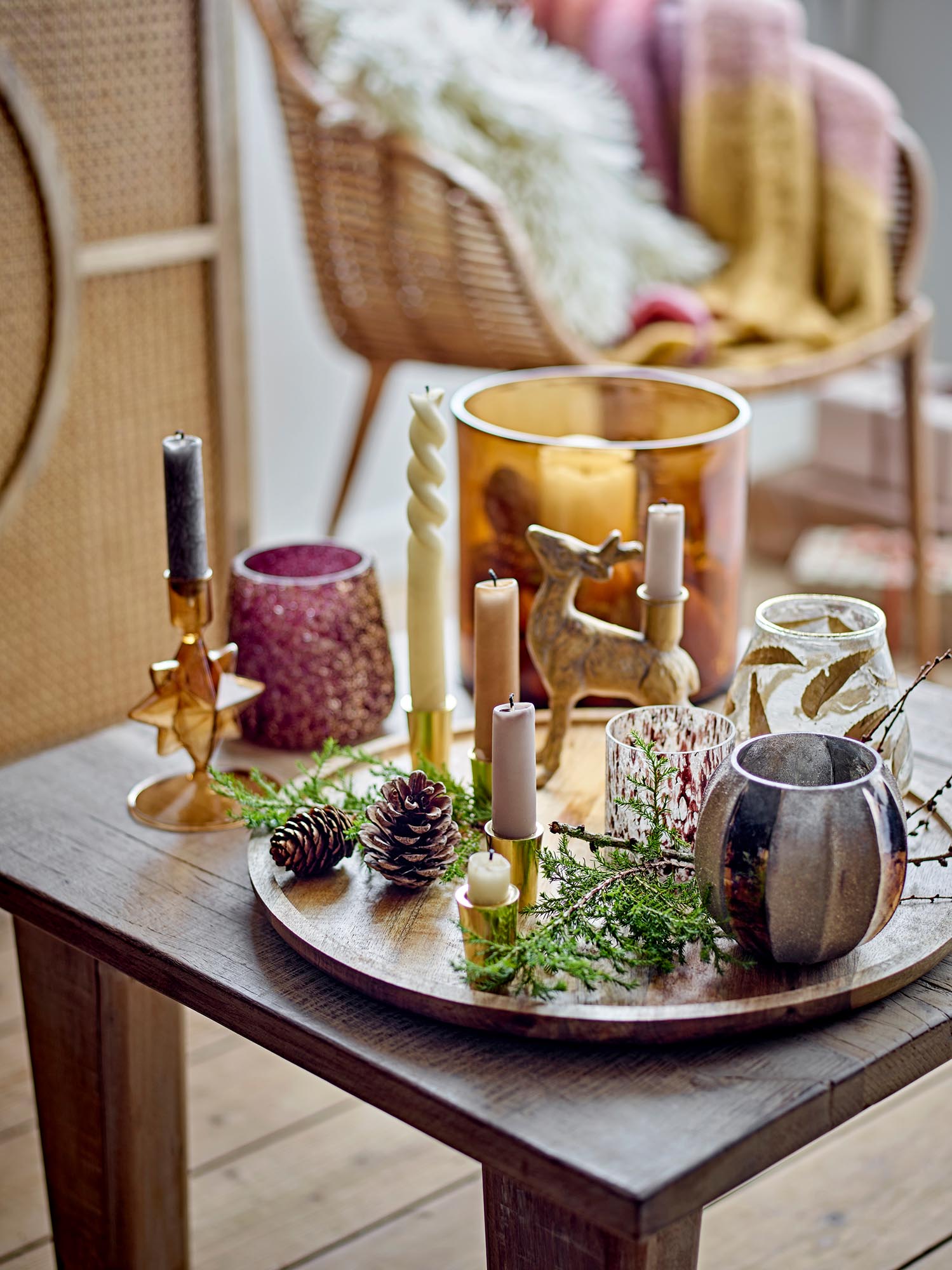 Stilvoller Teelichthalter aus recyceltem Glas in Gold von Bloomingville, perfekt für eine warme und gemütliche Atmosphäre.