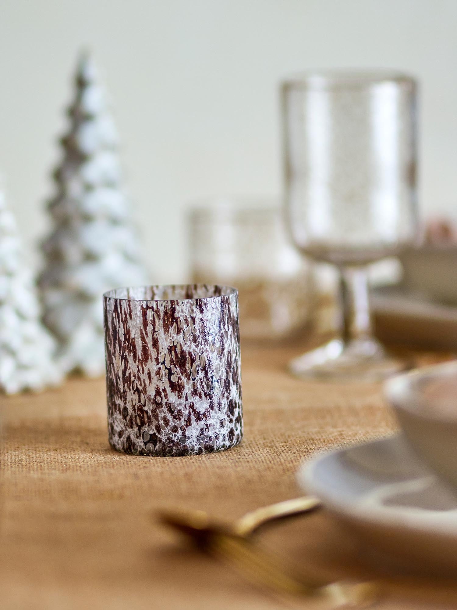 Eleganter Teelichthalter aus recyceltem Glas in Braun von Bloomingville, ideal für stimmungsvolle Beleuchtung.