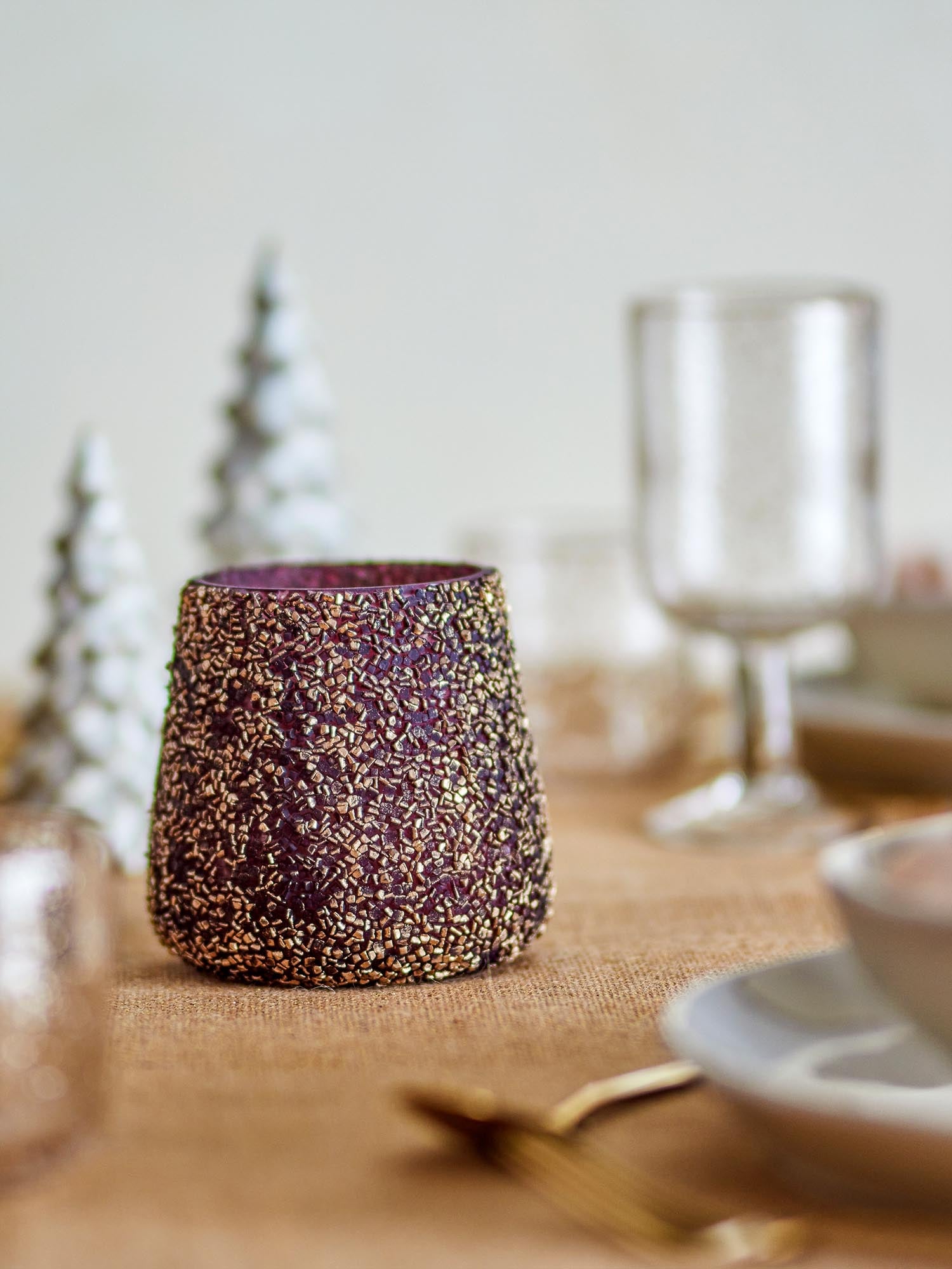 Eleganter Filiz Teelichthalter aus recyceltem Glas in Gold von Bloomingville, ideal für stimmungsvolle Beleuchtung.