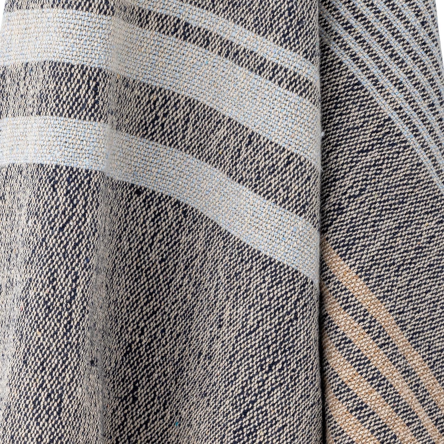 Die Ferrara Decke in Blau, gefertigt aus recycelter Baumwolle, bietet nachhaltigen Komfort und stilvolle Gemütlichkeit.