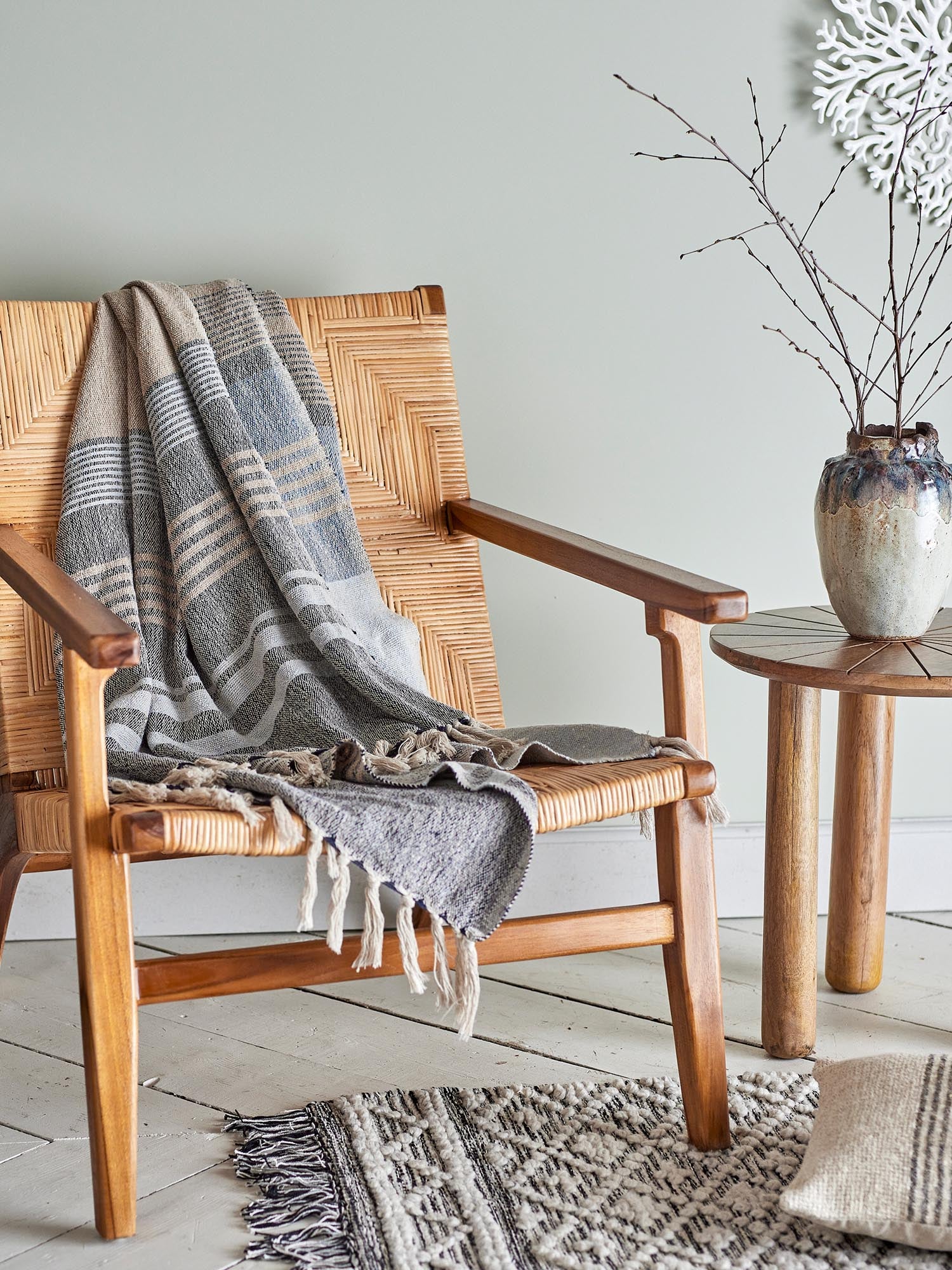 Die Ferrara Decke in Blau aus recycelter Baumwolle von Creative Collection ist stilvoll, nachhaltig und gemütlich.