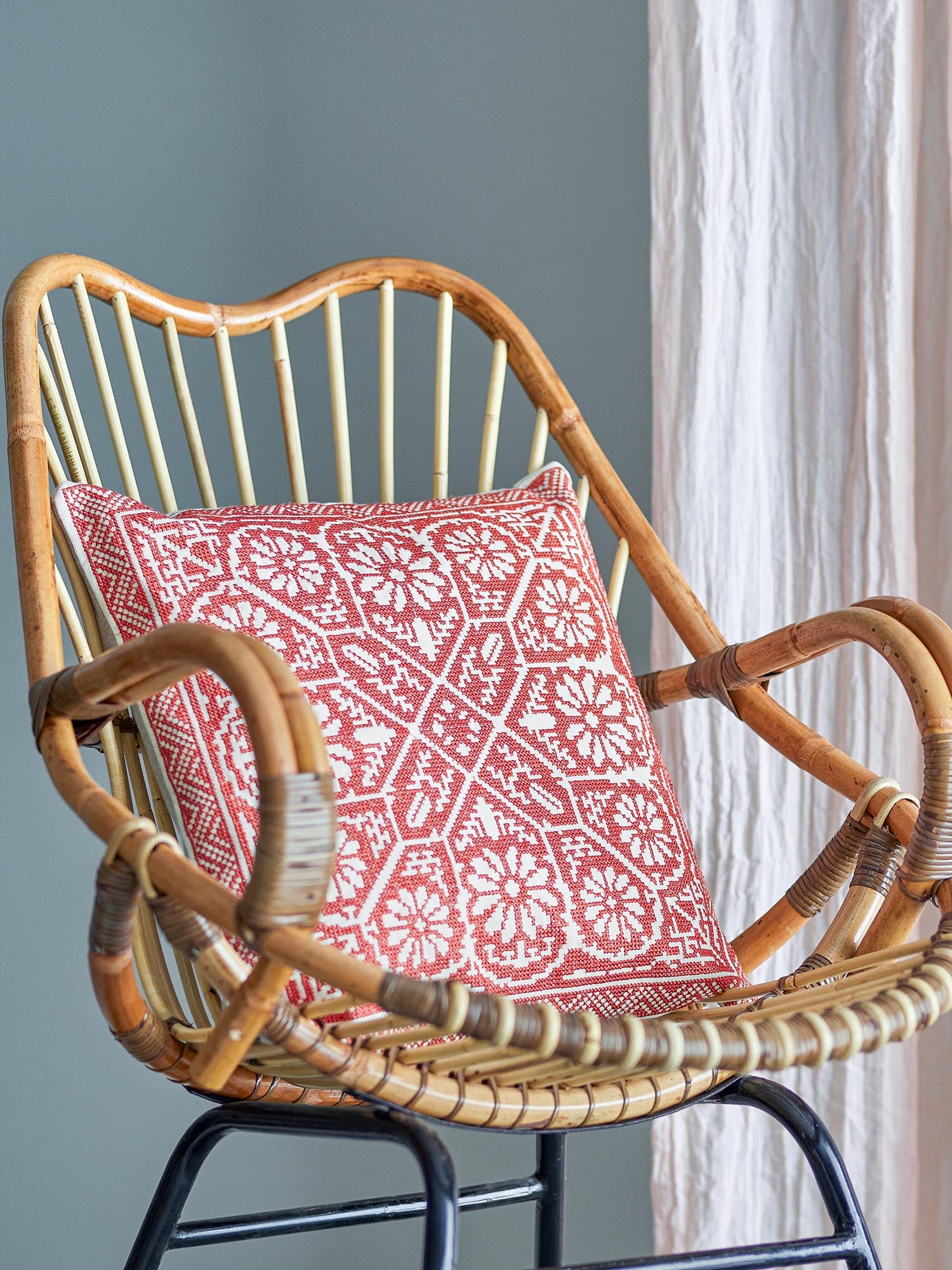 Das Madita Kissen von Bloomingville in Rot aus Baumwolle ist ein stilvolles Accessoire für gemütliche und moderne Wohnräume.