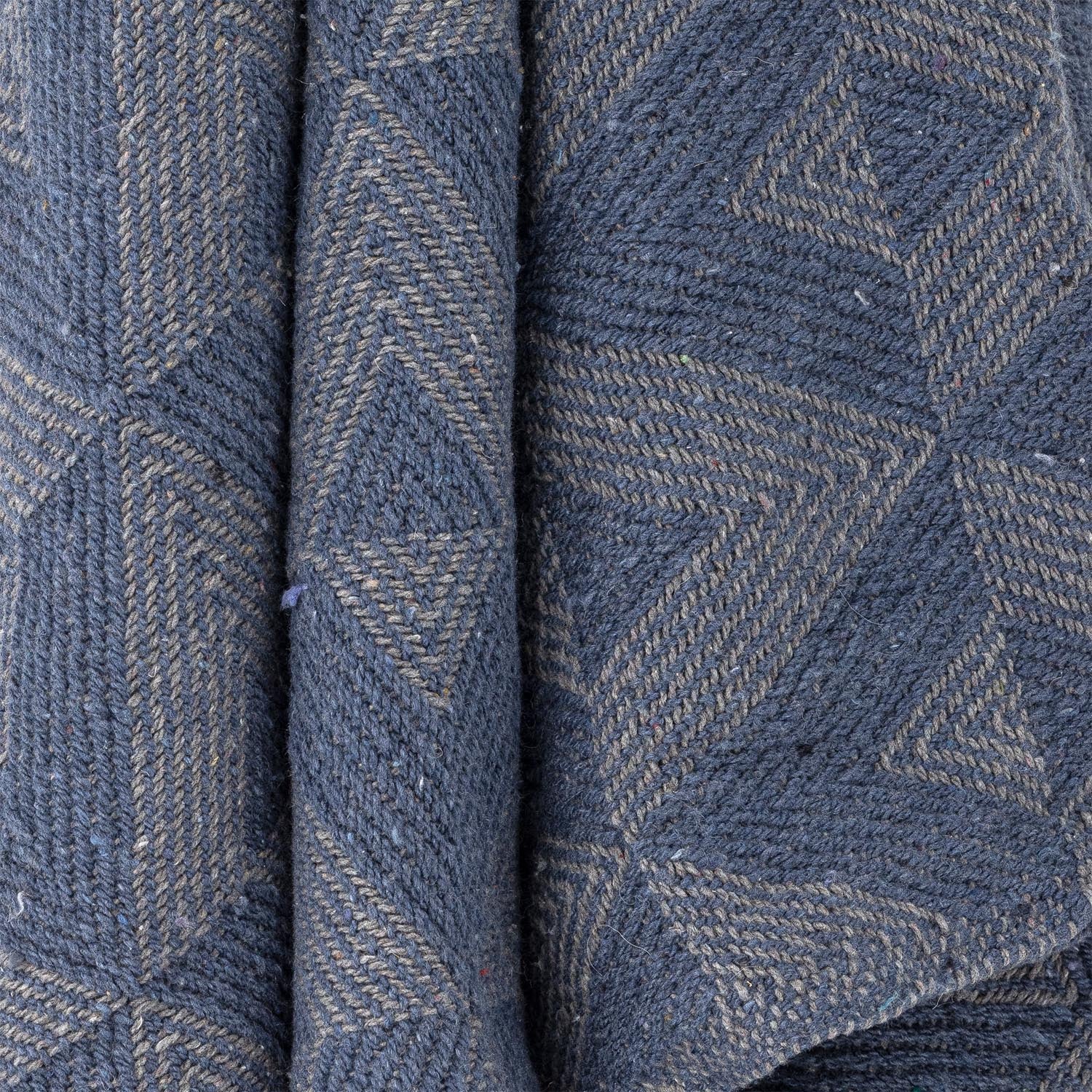 Die Udine Decke in Blau von Bloomingville besteht aus recycelter Baumwolle und bietet nachhaltigen Komfort und stilvolles Design.