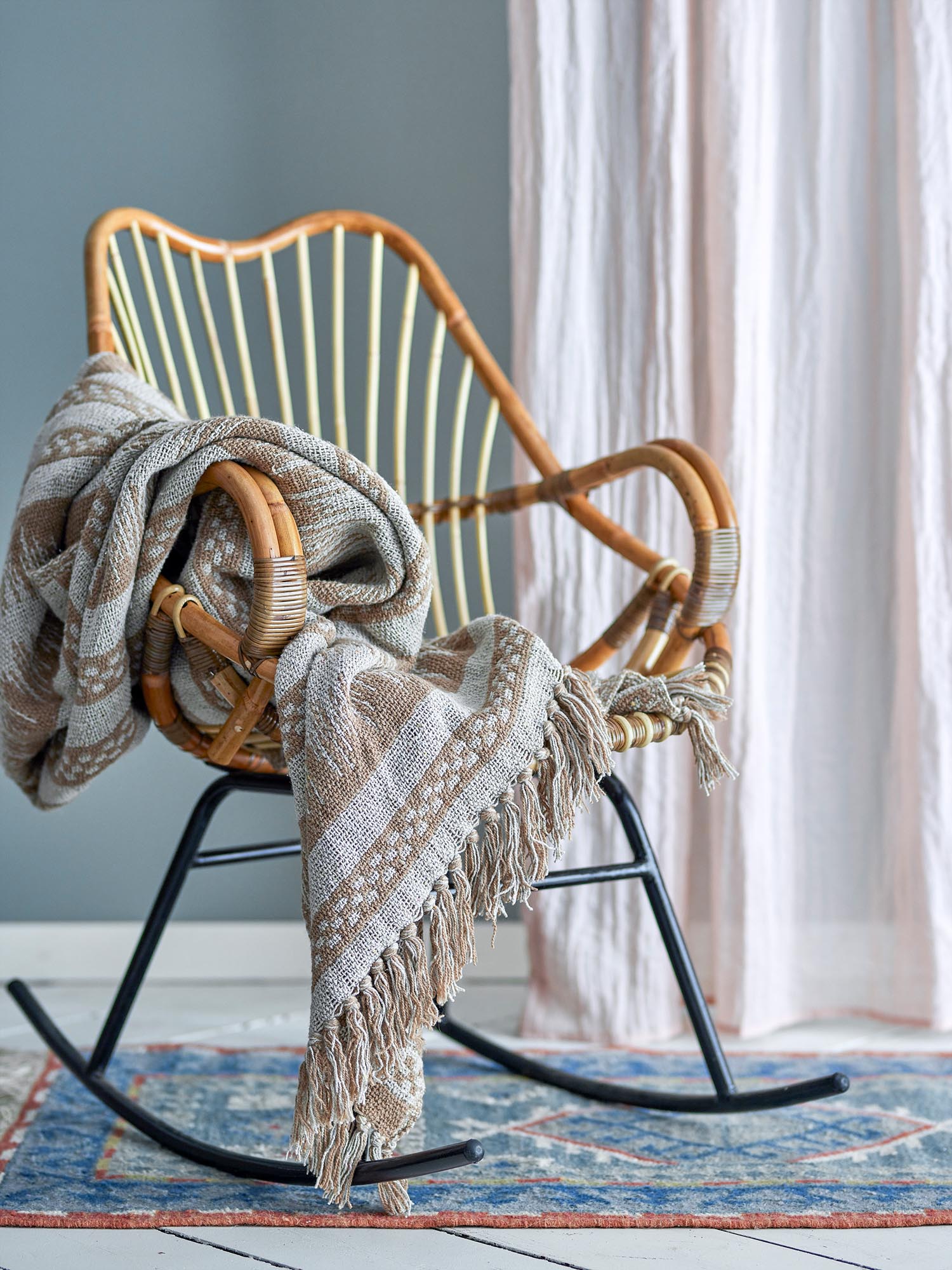 Die Marmi Decke von Bloomingville in Braun besteht aus recycelter Baumwolle und bietet nachhaltigen Komfort und stilvolles Design.