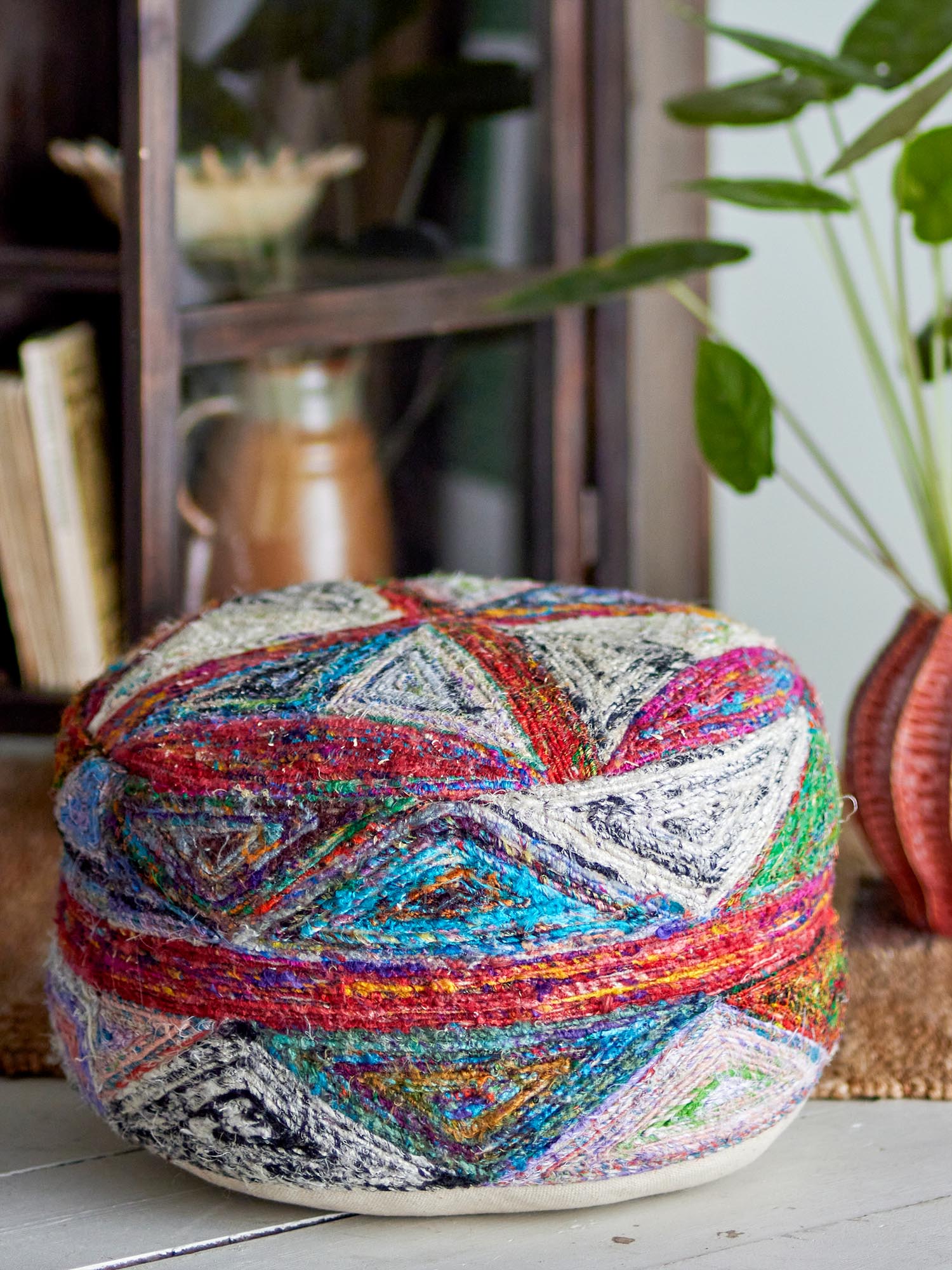 Der Torano Pouf in Rot von Creative Collection ist ein handgenähtes Unikat aus Baumwolle, das Farbe und Komfort in jeden Raum bringt.