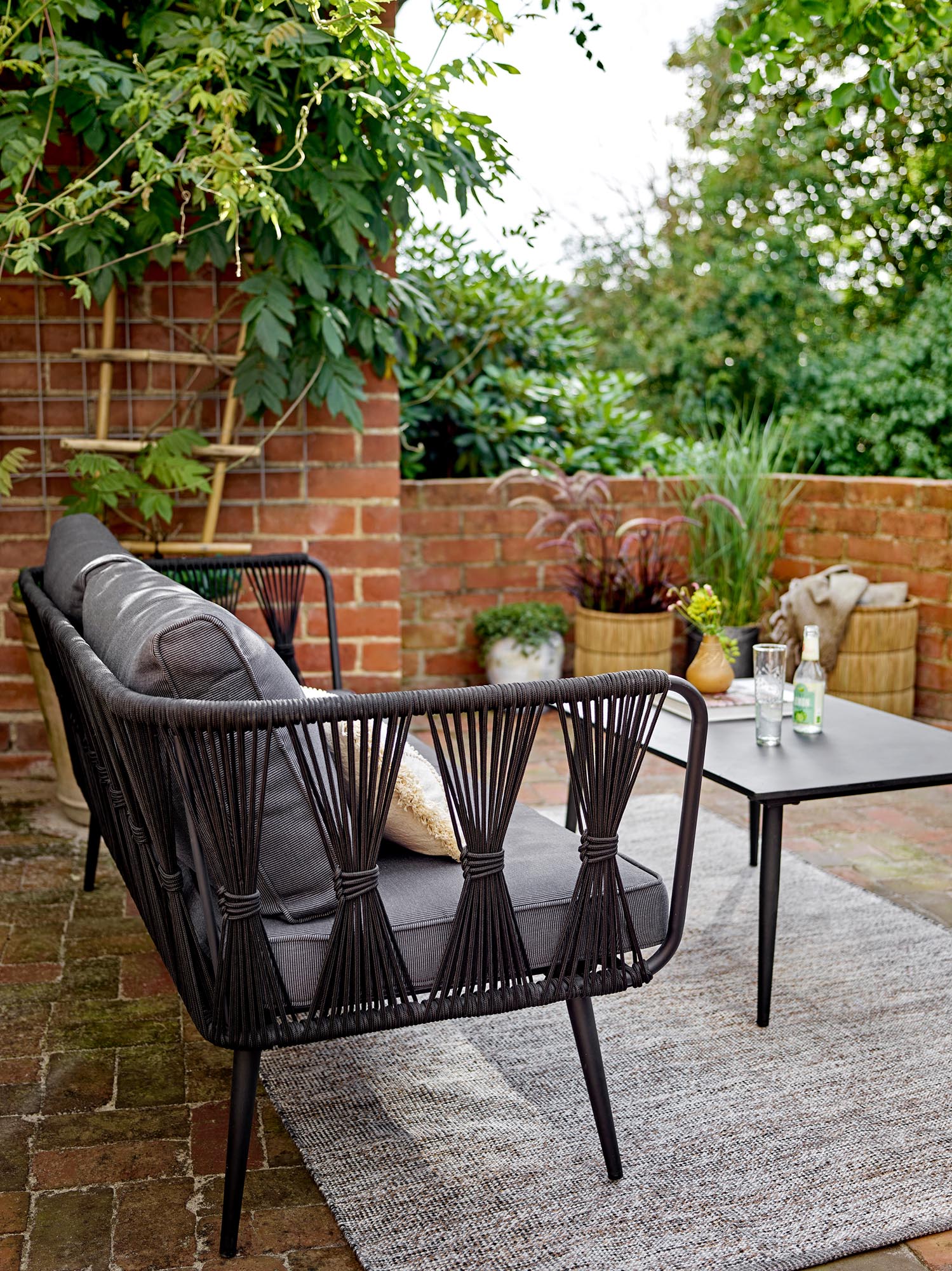 Moderner grauer Peretti Teppich aus Polyester von Bloomingville, ideal für stilvolle und gemütliche Wohnräume.