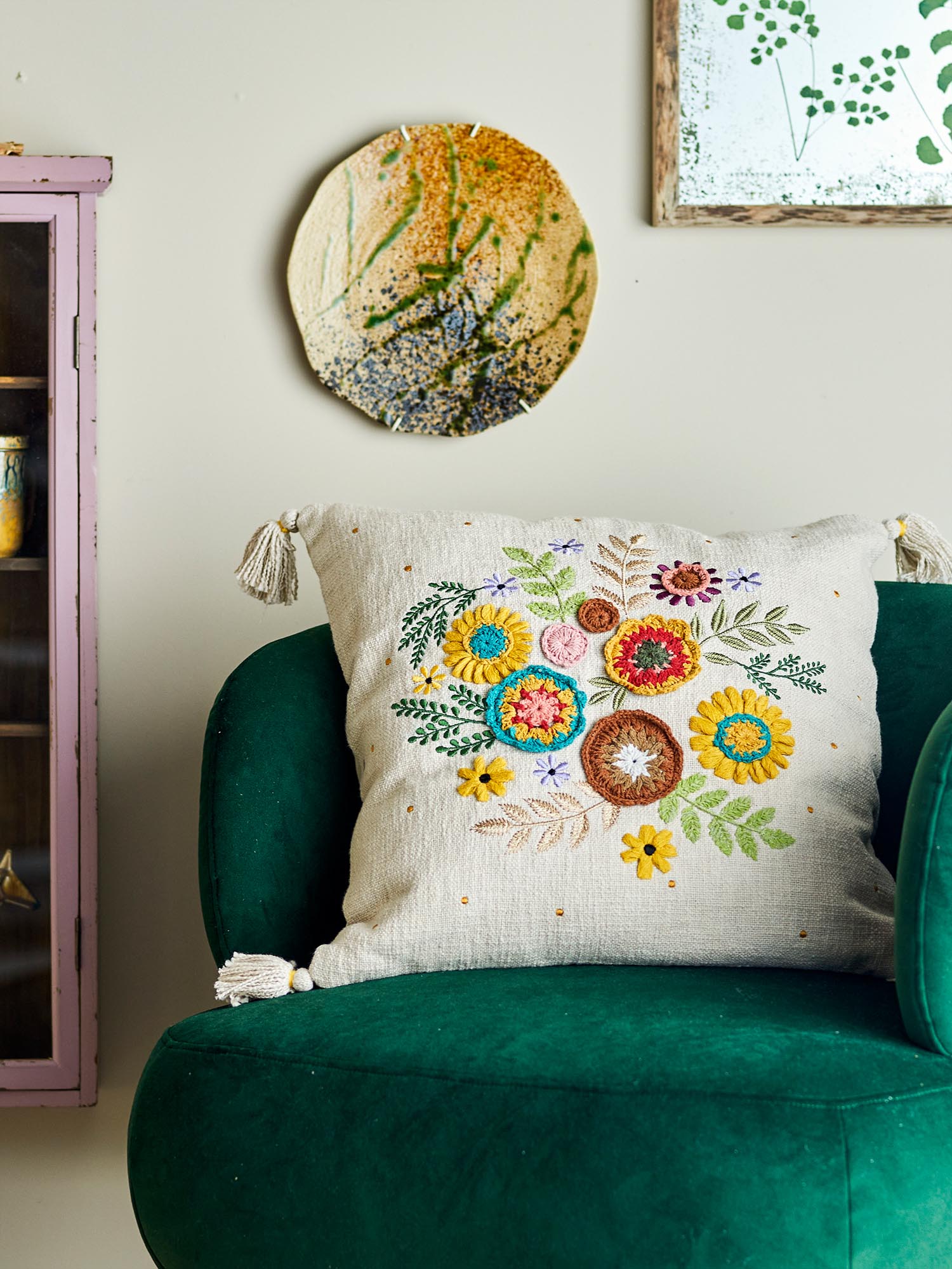 Elegantes Baumwollkissen mit floraler Stickerei, das Stil und Komfort in Ihr Zuhause bringt. Pflegeleicht und langlebig.