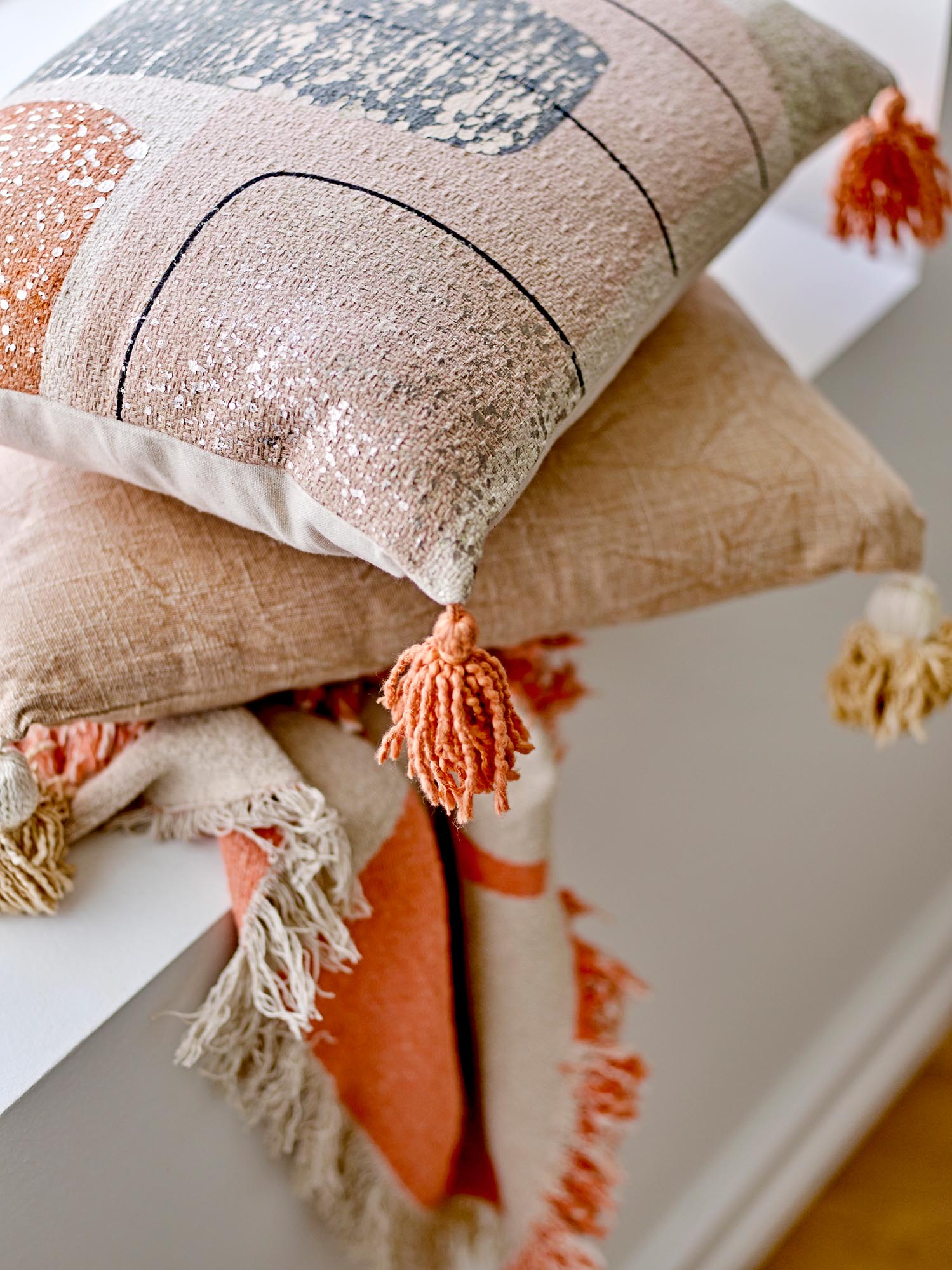 Das Lanzo Kissen in Orange von Bloomingville aus Baumwolle bringt Stil und Komfort in Ihr Zuhause. Perfekt für Sofa oder Bett.