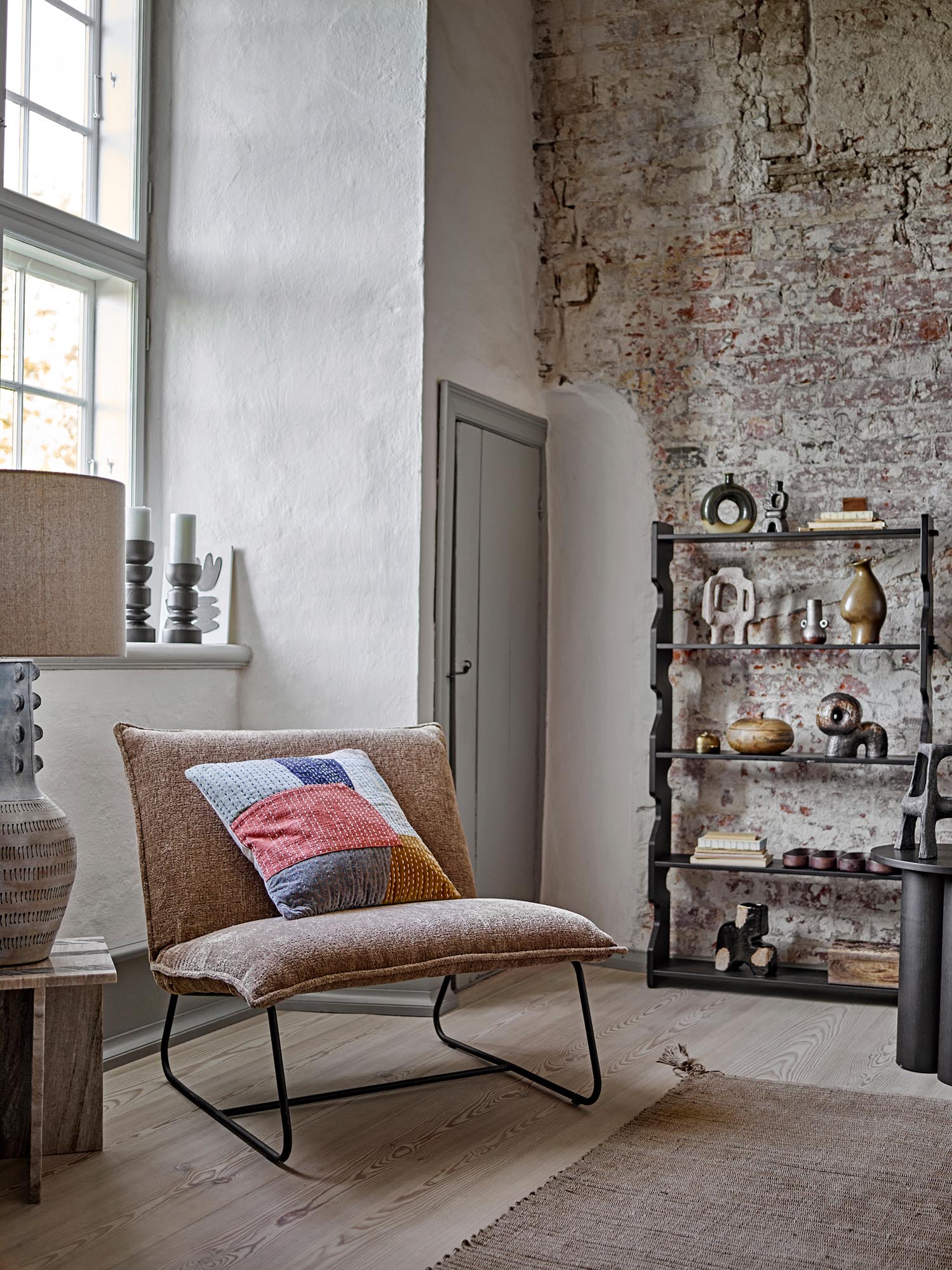 Das Montanaro Kissen in Orange von Bloomingville aus Baumwolle bringt Stil und Komfort in Ihr Zuhause.