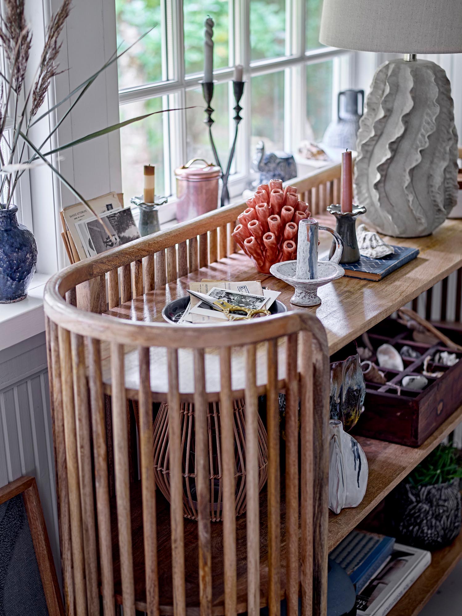 Die Natika Tischlampe aus Steingut besticht durch ihr natürliches Design und verleiht jedem Raum eine elegante und stilvolle Note.