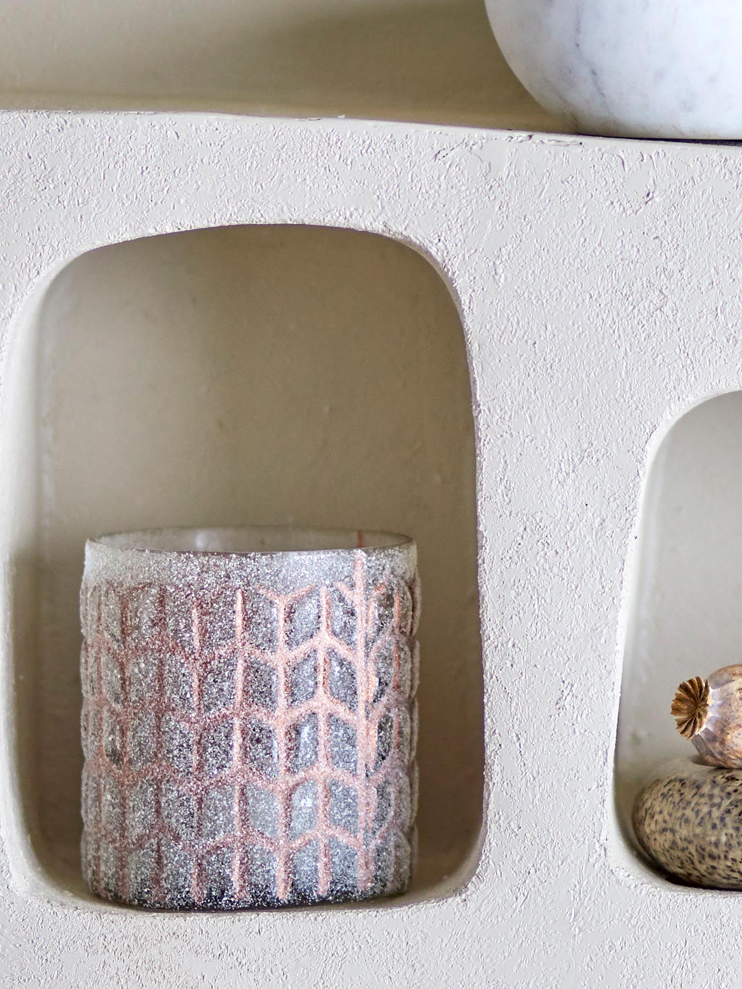 Eleganter Esther Teelichthalter aus recyceltem Glas in zartem Roséton, ideal für stimmungsvolle Beleuchtung.